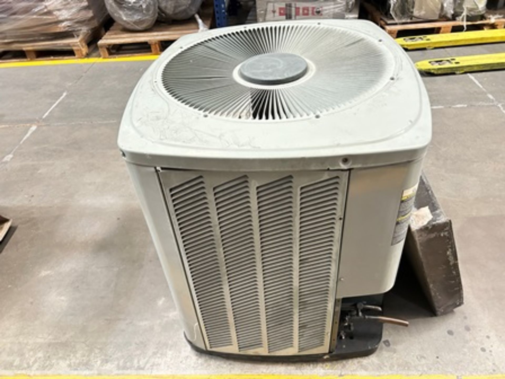 1 Condensador Marca TRANE, Modelo 2TTB0060A1000BA, Serie 9181WTM4F, Color Gris, 200-230 v, 60 Hz (E - Image 4 of 6