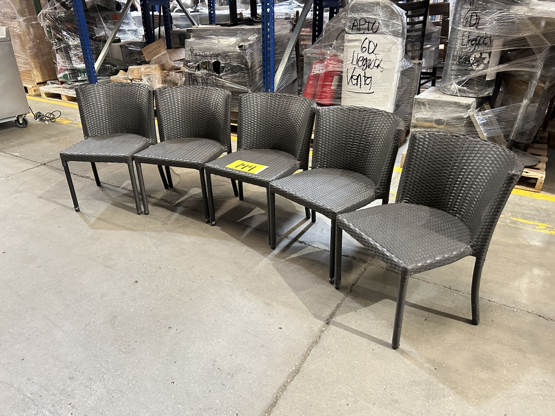 5 sillas de ratán respaldo curvo para exterior Color Café Medidas 55 cm x 62 cm x 74 cm (Equipo Usa - Image 3 of 5