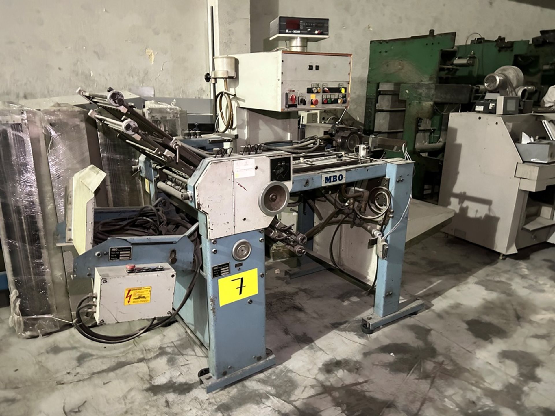 MBO 750 x 520 mm format folding machine, Model T52, Serial No. 890911935, Year 1984, 220V, 4 folds, - Image 2 of 9