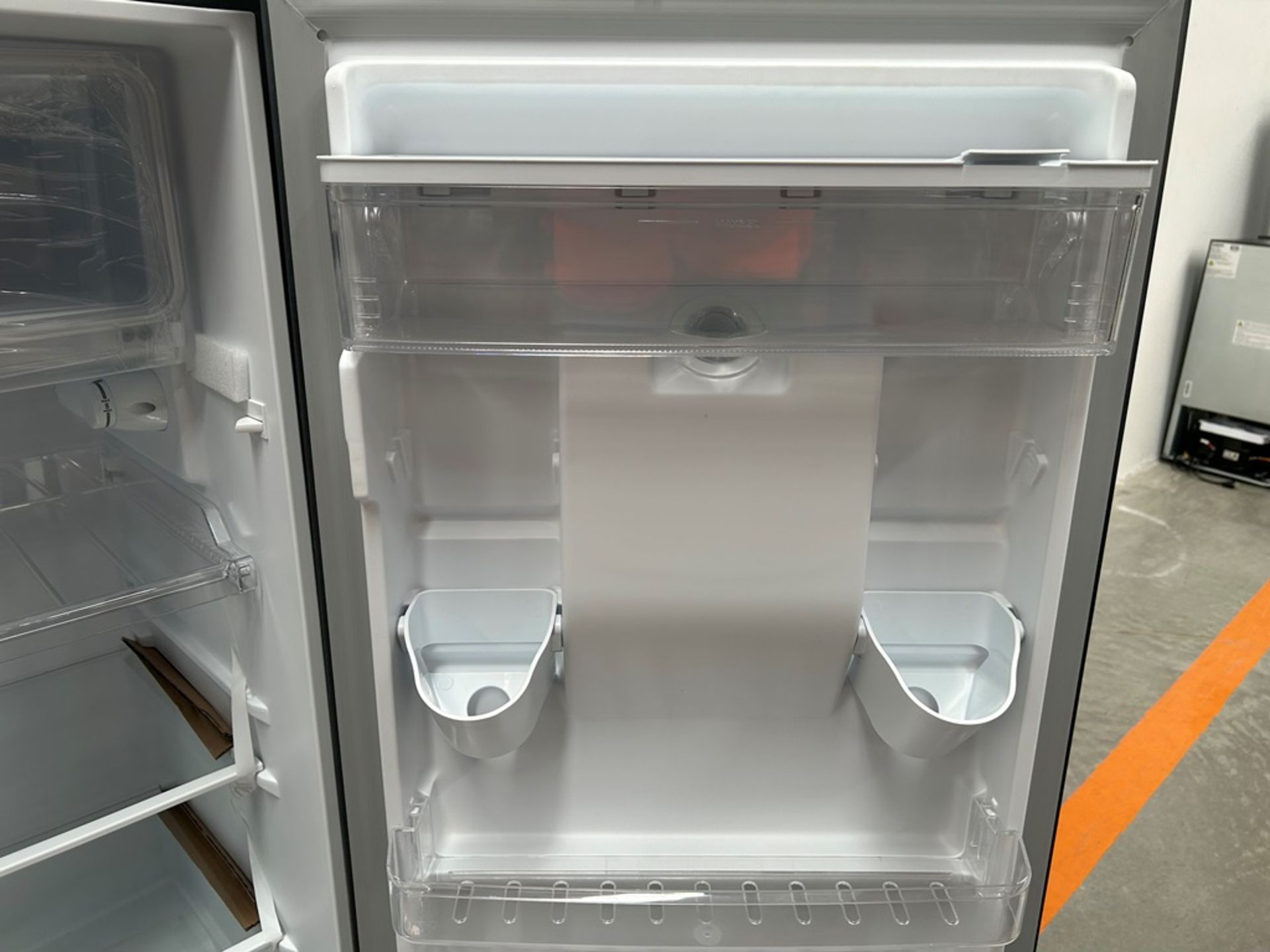 Lote de 2 refrigeradores contiene: 1 refrigerador con dispensador de agua Marca ATVIO, Modelo AT66U - Image 6 of 20