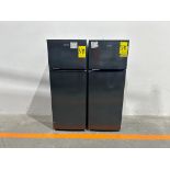 Lote de 2 refrigeradores contiene: 1 refrigerador Marca ATVIO, Modelo AT73TMS, Serie 00696, Color G