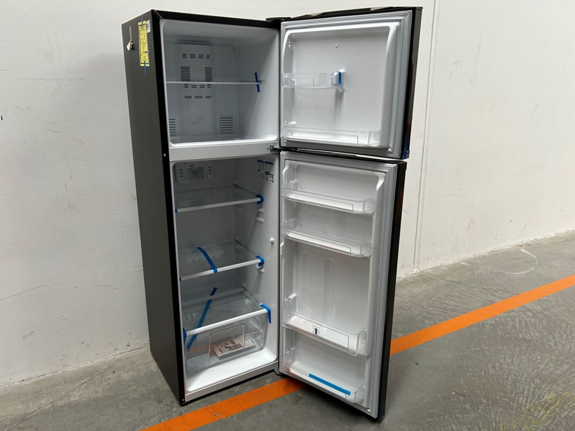 Lote de 2 refrigeradores contiene: 1 refrigerador Marca MABE, Modelo RMA250PVMRP0, Serie 13859, Col - Image 9 of 18