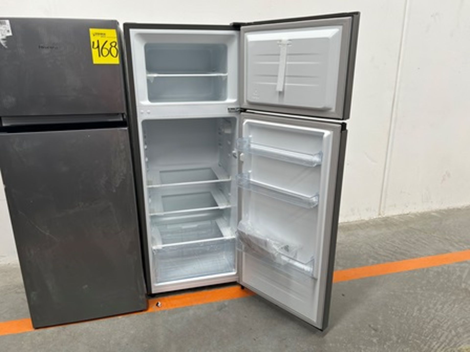 Lote de 2 refrigeradores contiene: 1 refrigerador Marca HISENSE, Modelo RT80D6AGX, Serie P20091, Co - Image 4 of 11
