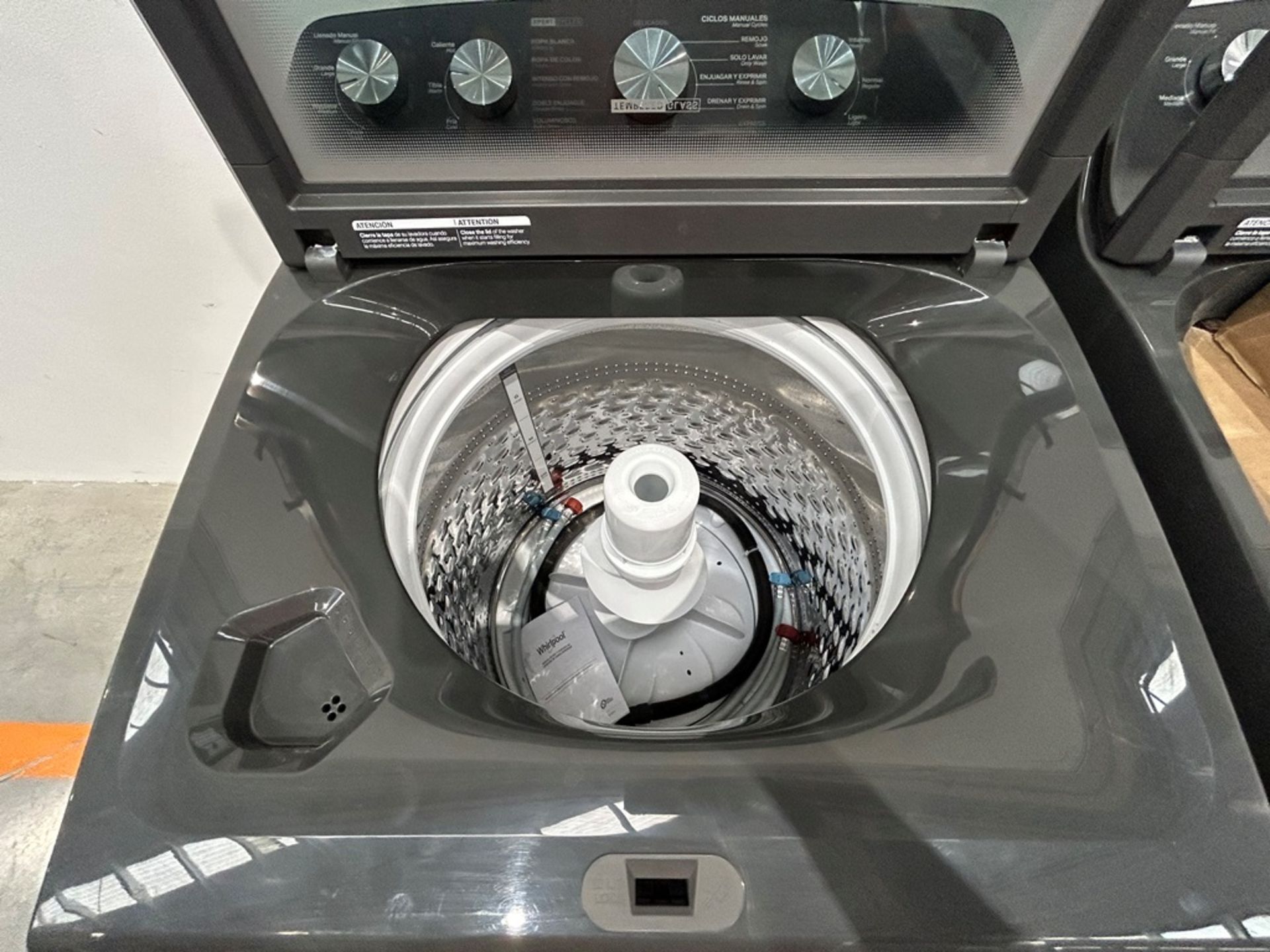 Lote de 2 lavadoras contiene: 1 Lavadora de 20KG Marca WHIRLPOOL, Modelo 8MWTW2024WLG0, Serie 90901 - Image 4 of 10