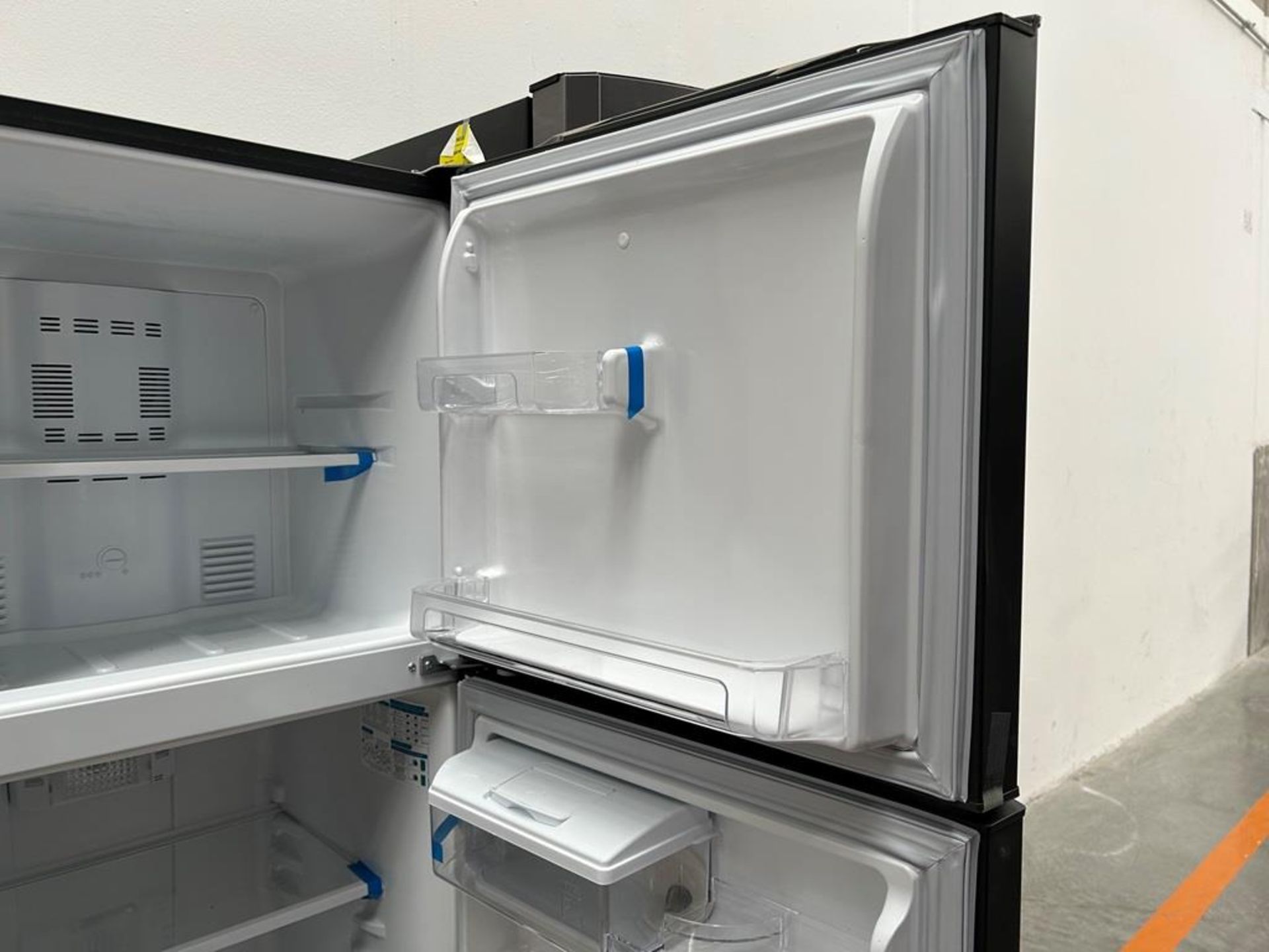 Lote de 2 refrigeradores contiene:1 refrigerador Marca MABE, Modelo RMS400IVMRMA, Serie 03009, Colo - Image 15 of 18