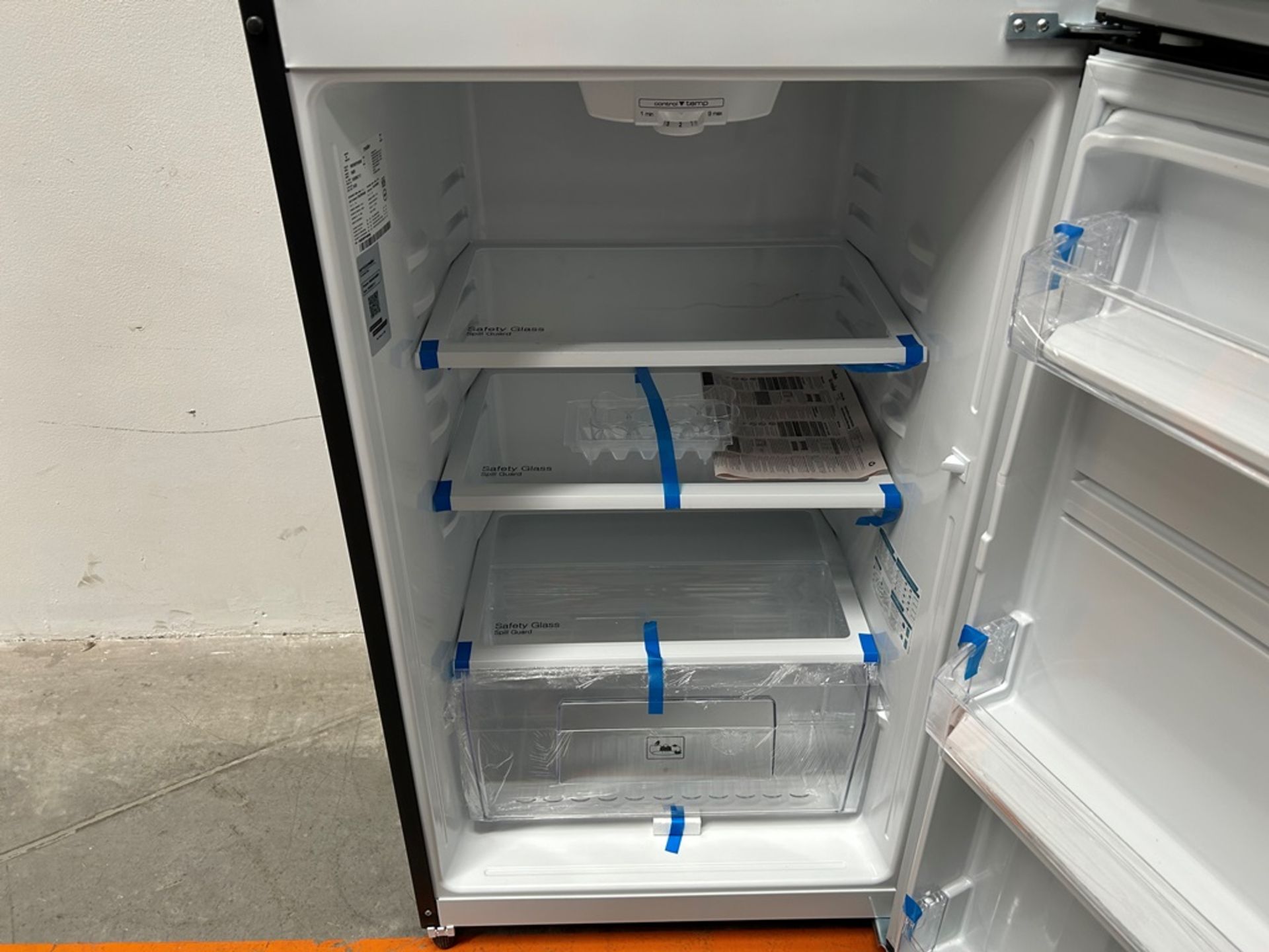 Lote de 2 refrigeradores contiene: 1 refrigerador Marca MABE, Modelo RME360PVMRM, Serie 01988, Colo - Image 7 of 18