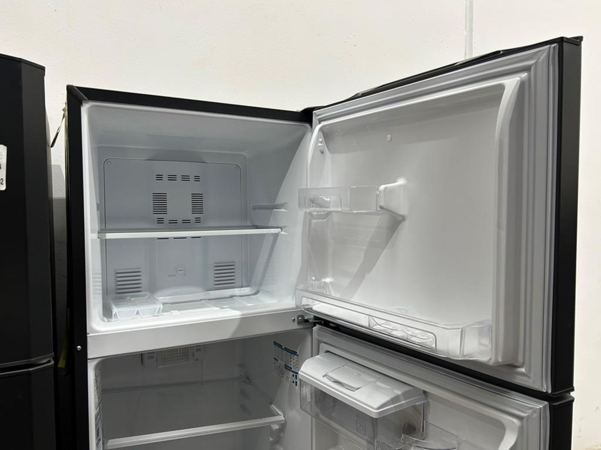 Lote de 2 refrigeradores contiene: 1 refrigerador con dispensador de agua Marca MABE, Modelo RMA300 - Image 9 of 10