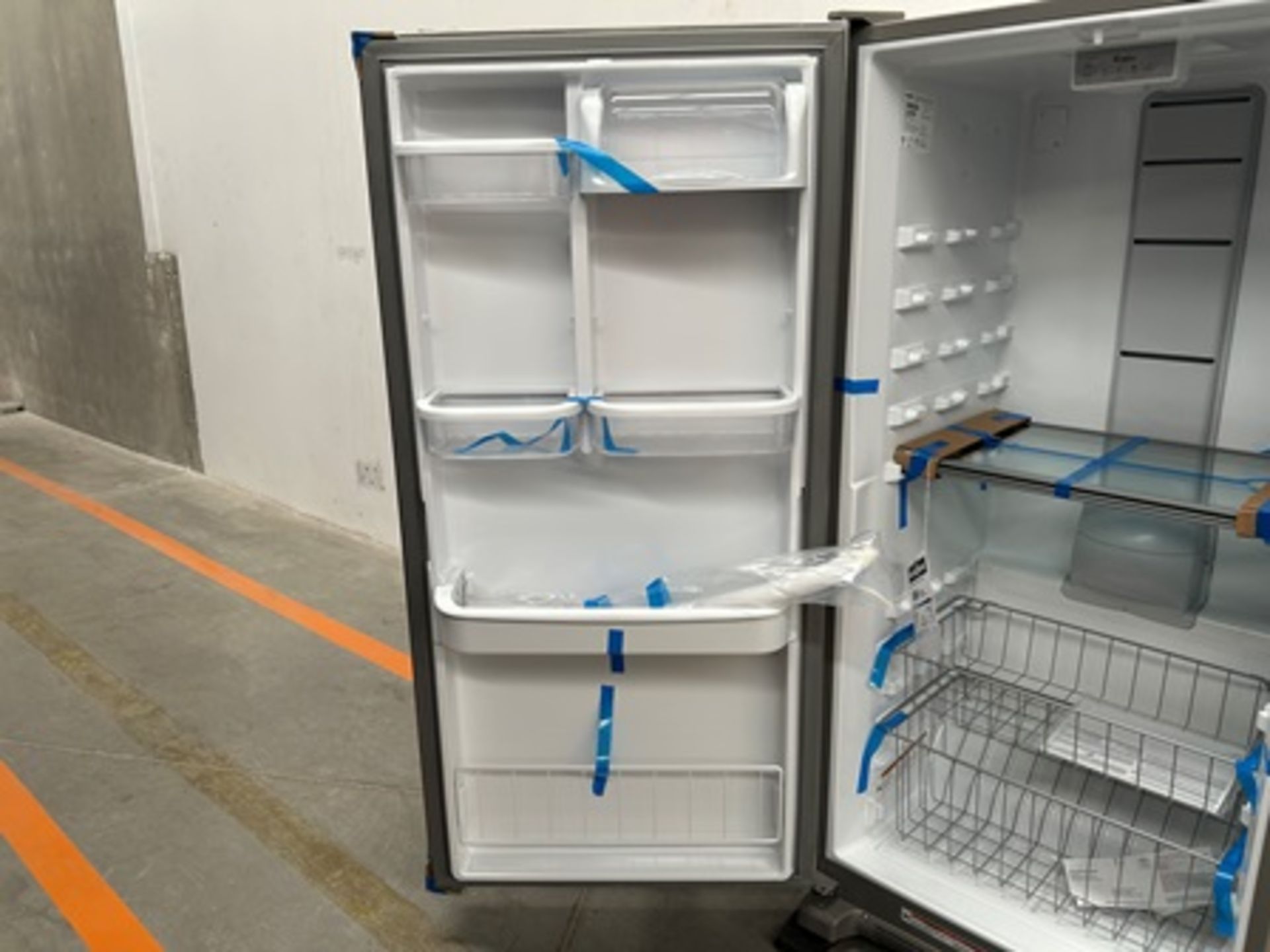 Refrigerador con dispensador de agua Marca WHIRLPOOL, Modelo WSZ57L18DM07, Serie 405123, Color GRIS - Image 5 of 9