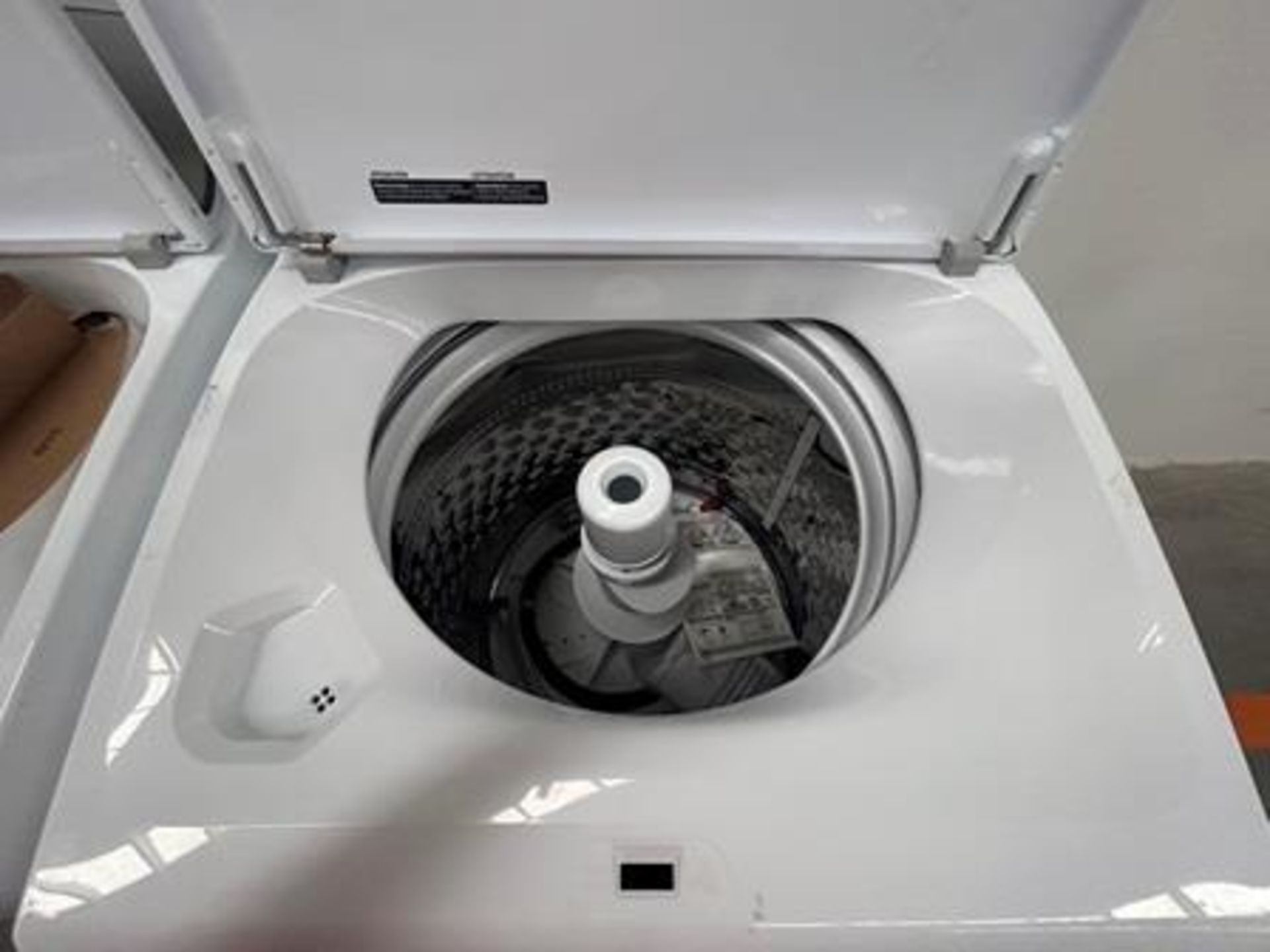 Lote de 2 lavadoras contiene: 1 Lavadora de 22 KG Marca WHIRPOOL, Modelo 8MWTW2224MPM0, Serie 66996 - Image 5 of 11