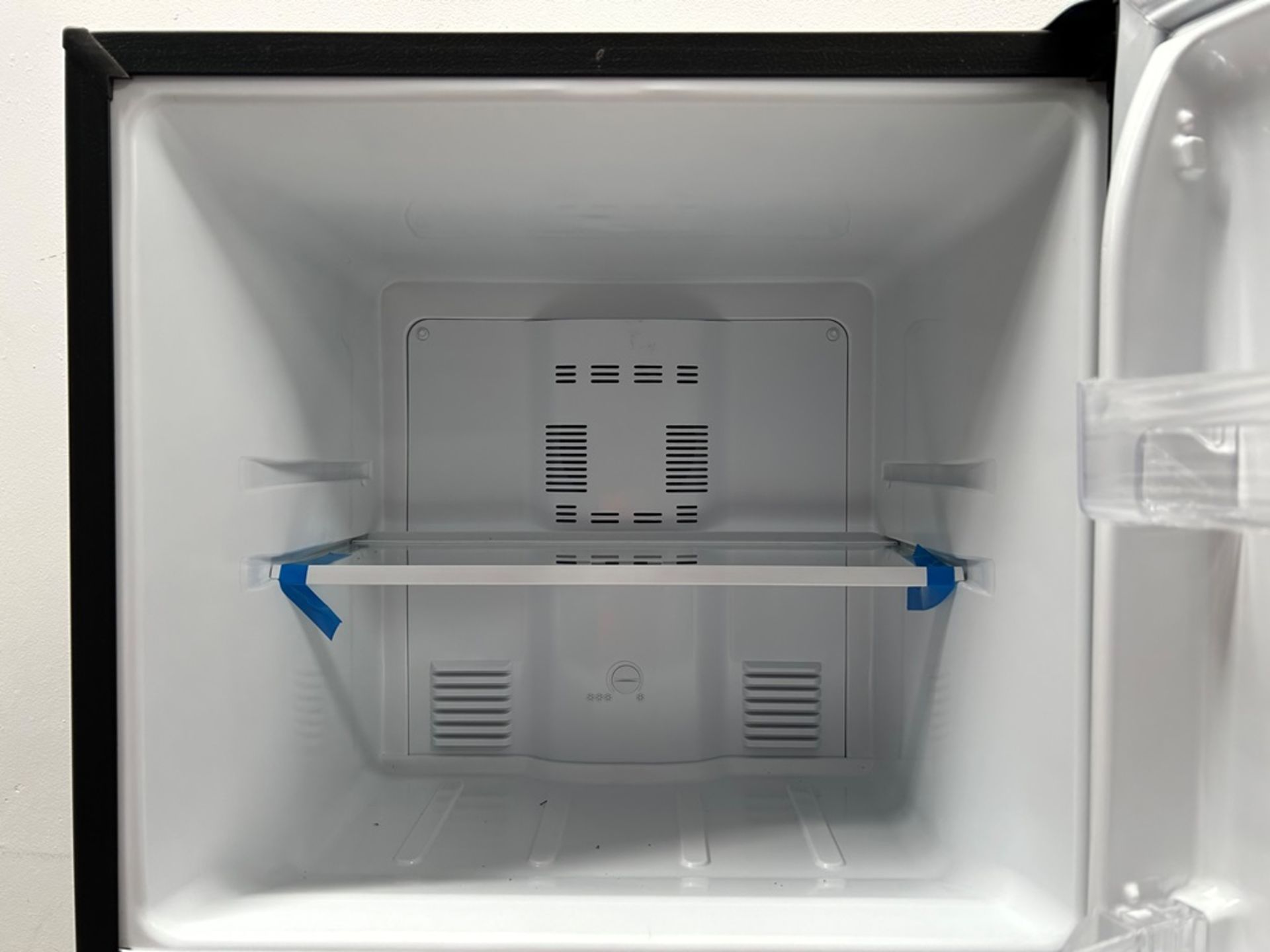 Lote de 2 refrigeradores contiene: 1 refrigerador con dispensador de agua Marca MABE, Modelo RMA300 - Image 5 of 18
