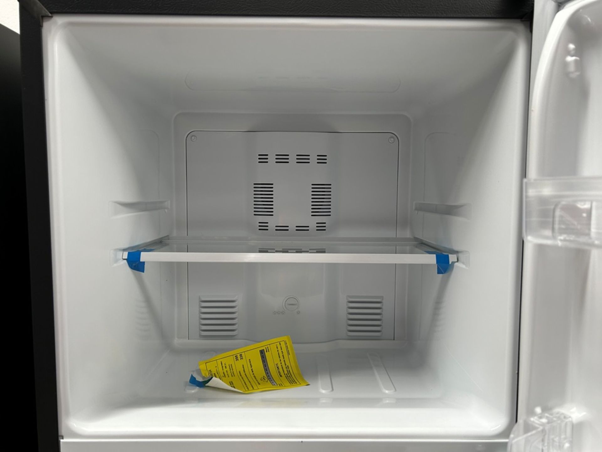 Lote de 2 refrigeradores contiene: 1 refrigerador con dispensador de agua Marca MABE, Modelo RMA300 - Image 12 of 18