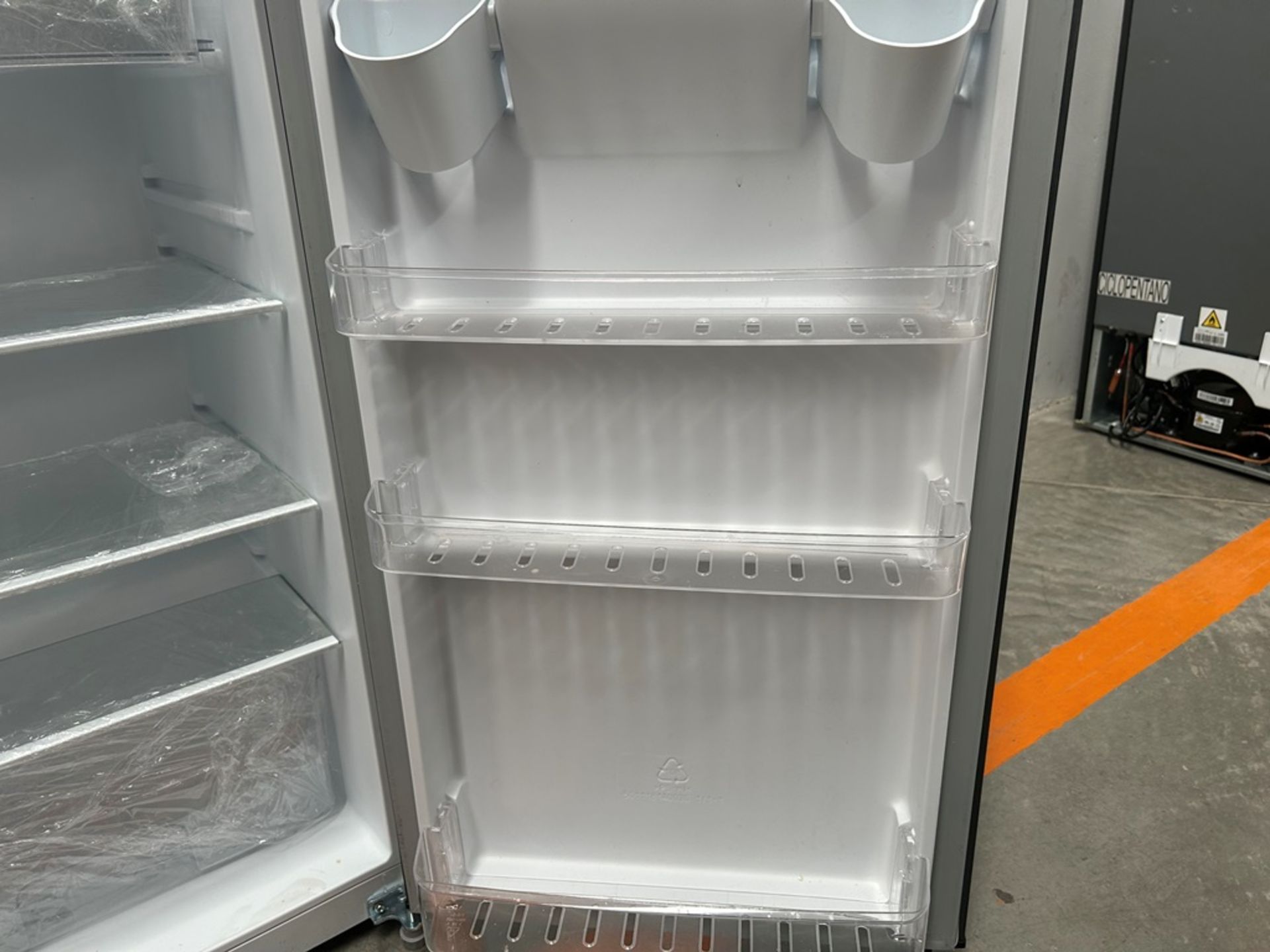 Lote de 2 refrigeradores contiene: 1 refrigerador con dispensador de agua Marca ATVIO, Modelo AT66U - Image 16 of 20