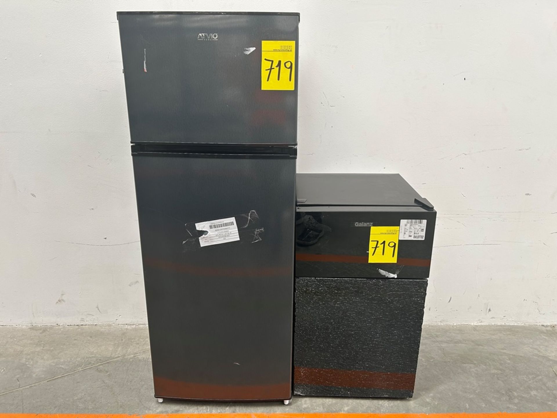 Lote de 1 refrigerador y 1 frigobar contiene:1 refrigerador Marca ATVIO, Modelo AT73TMS, Serie 1065