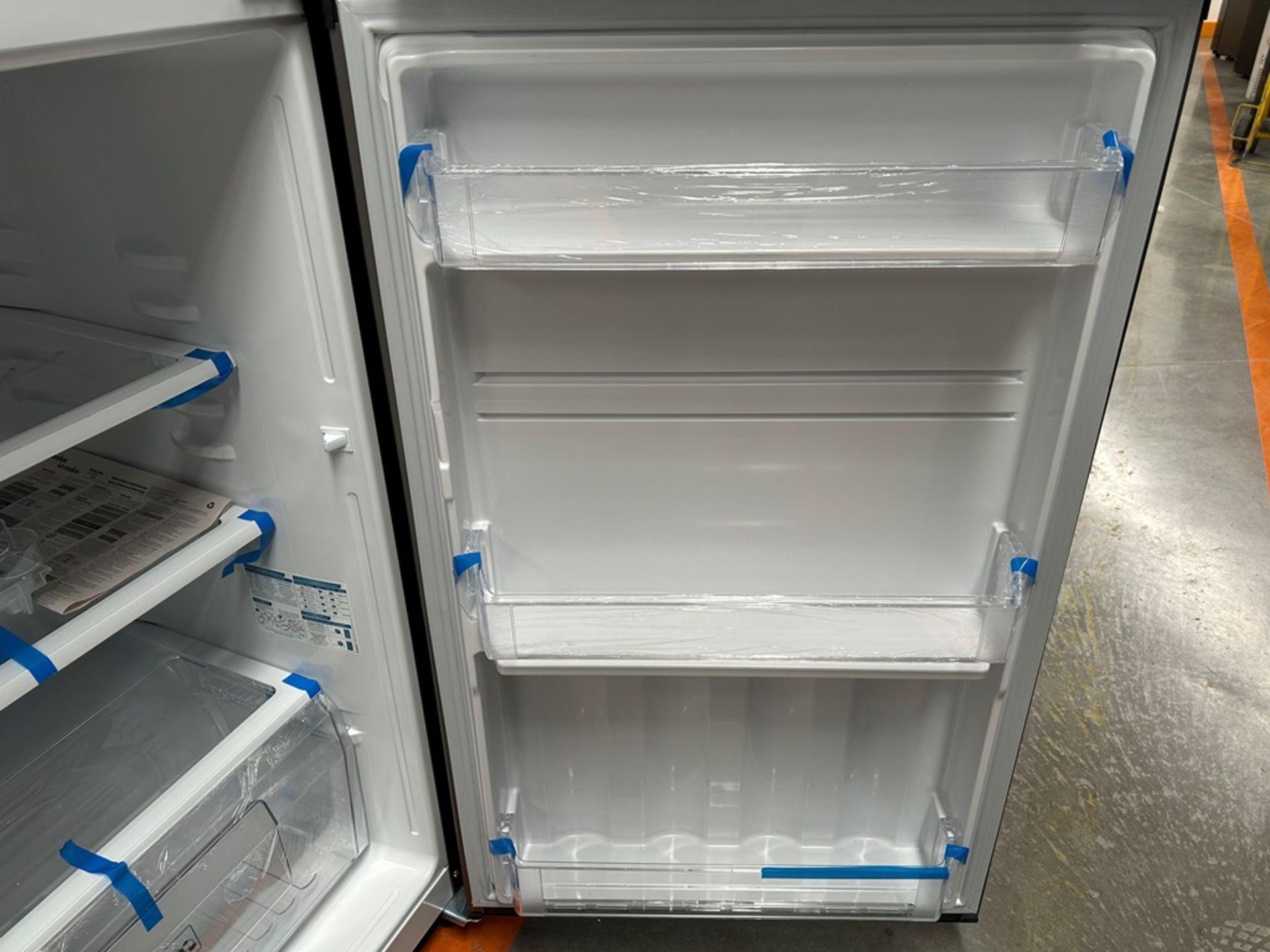 Lote de 2 refrigeradores contiene: 1 refrigerador Marca MABE, Modelo RME360PVMRM, Serie 01988, Colo - Image 8 of 18