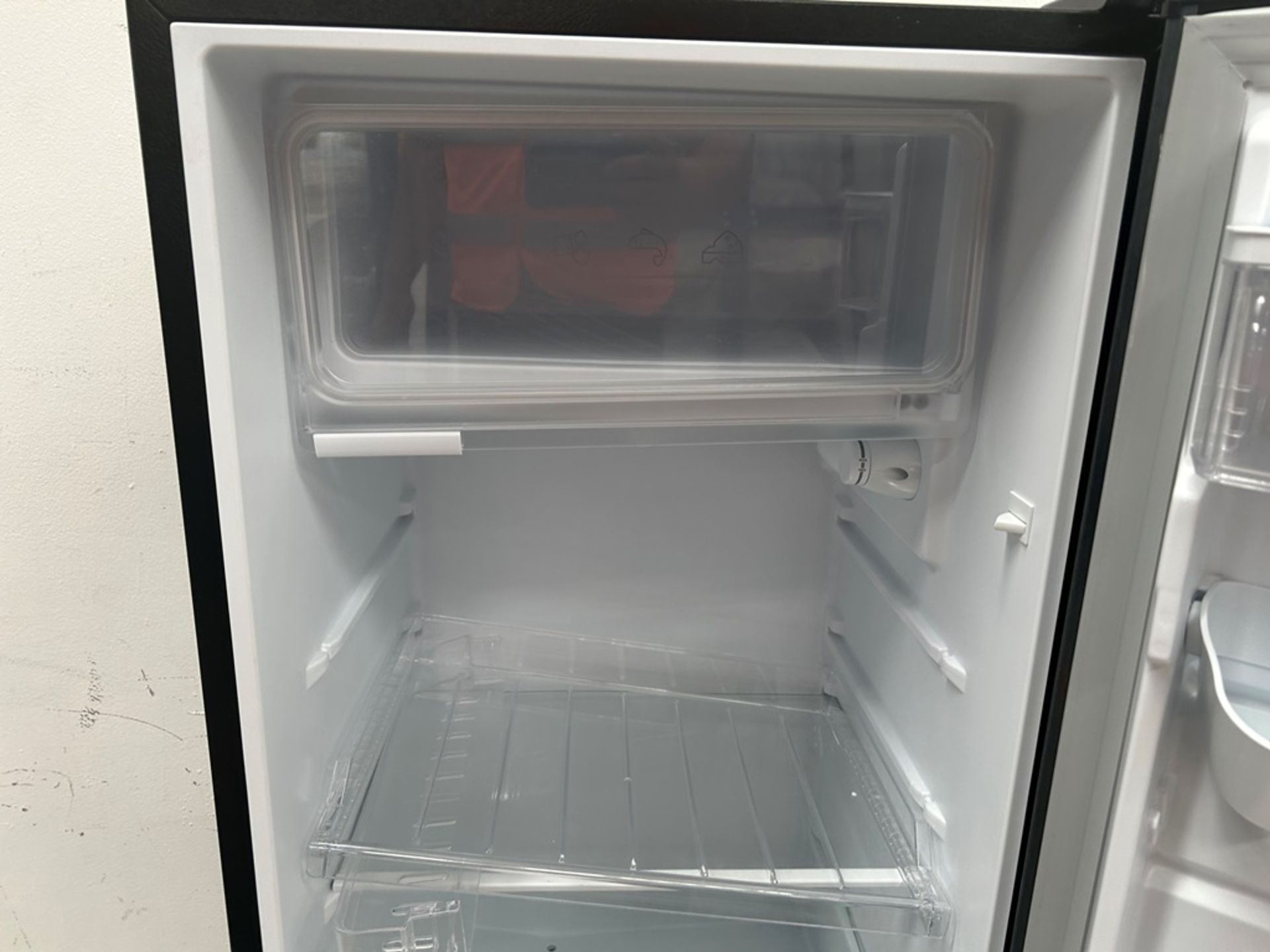 Lote de 2 refrigeradores contiene: 1 refrigerador con dispensador de agua Marca ATVIO, Modelo AT66U - Image 13 of 20