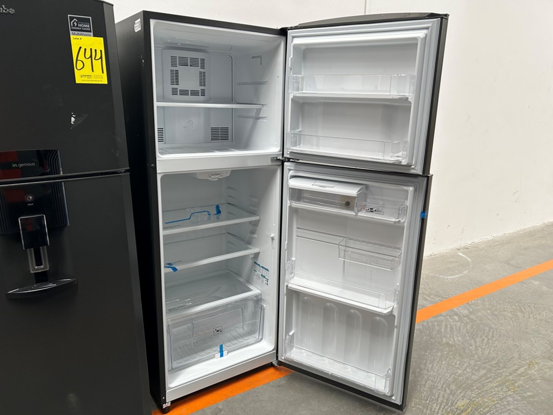 Lote de 2 refrigeradores contiene: 1 refrigerador con dispensador de agua Marca MABE, Modelo RME360 - Image 11 of 18