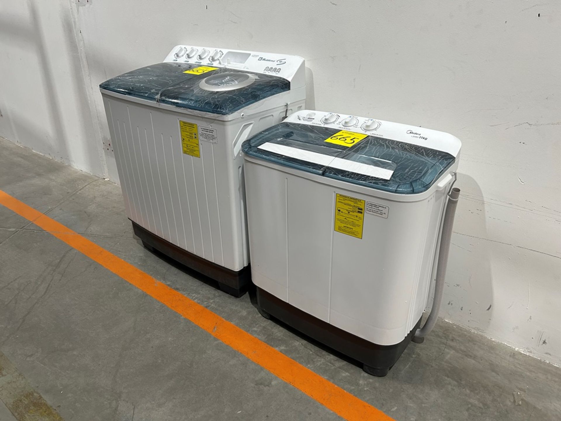 Lote de 2 lavadoras contiene: 1 Lavadora de 19 KG, Marca KOBLENZ, Modelo LMD19B, Serie 02599, Color - Image 2 of 10