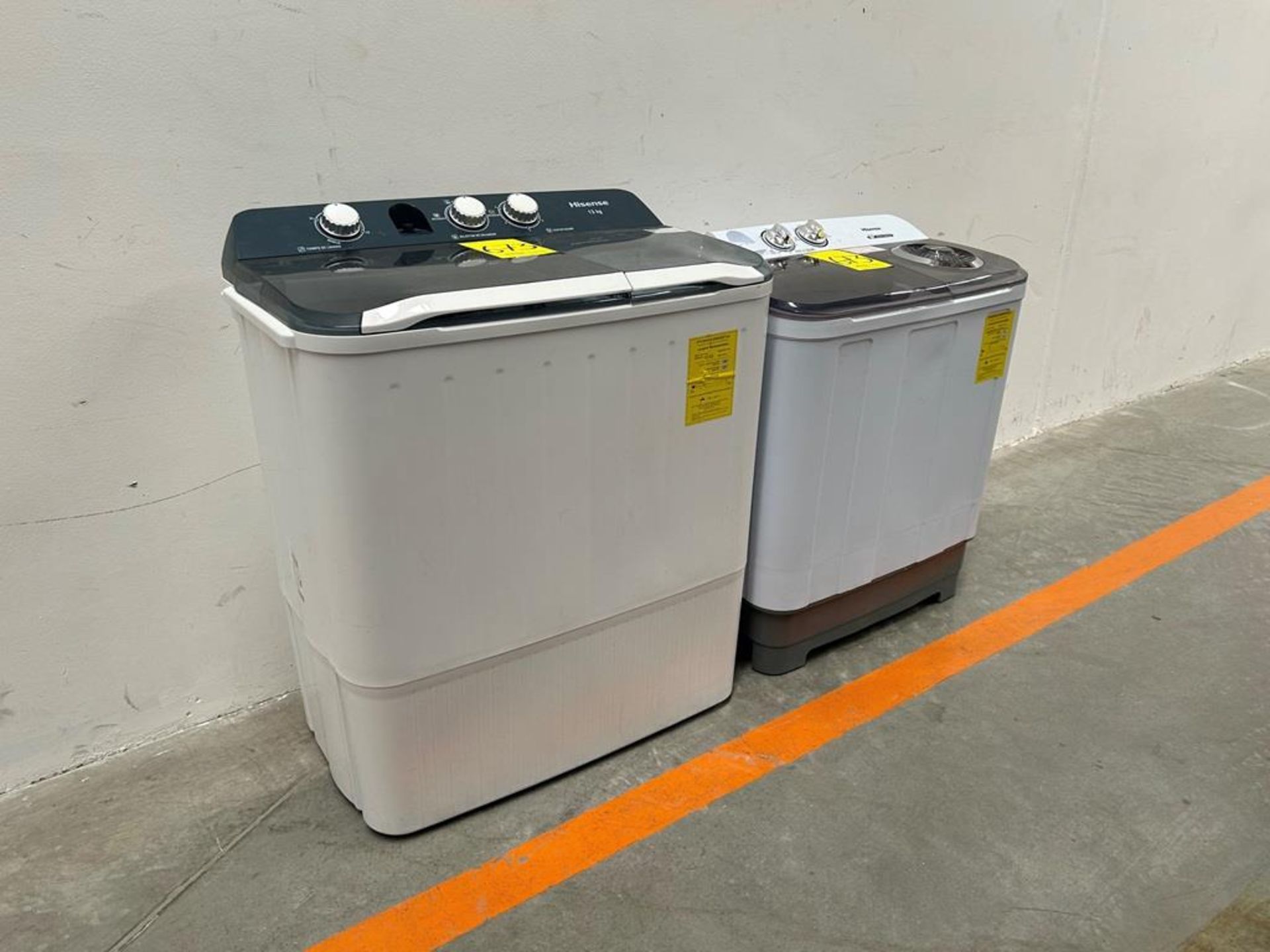Lote de 2 lavadoras contiene: 1 Lavadora de 13 KG, Marca HISENSE, Modelo WSA301P, Serie 220983, Col - Image 2 of 10
