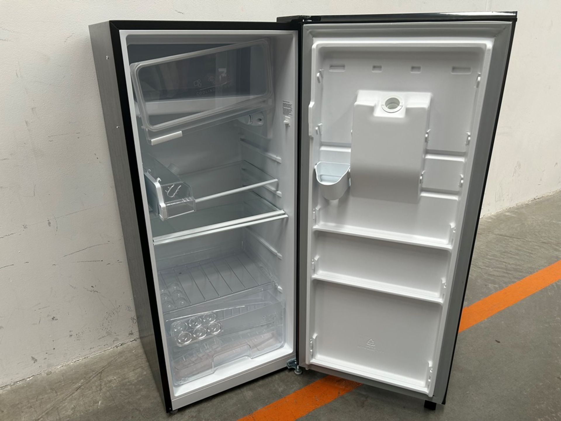 Lote de 2 refrigeradores contiene: 1 refrigerador con dispensador de agua Marca ATVIO, Modelo AT66U - Image 4 of 20