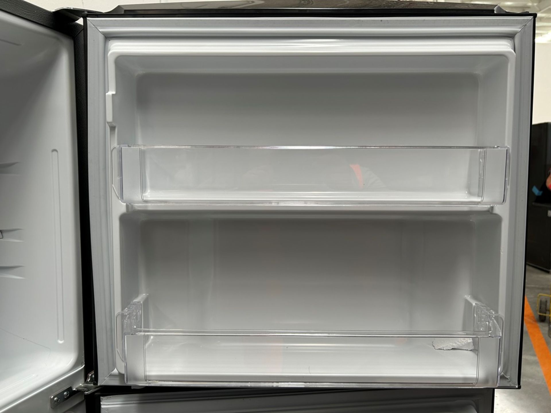 Lote de 2 refrigeradores contiene: 1 refrigerador con dispensador de agua Marca MABE, Modelo RME360 - Image 13 of 18