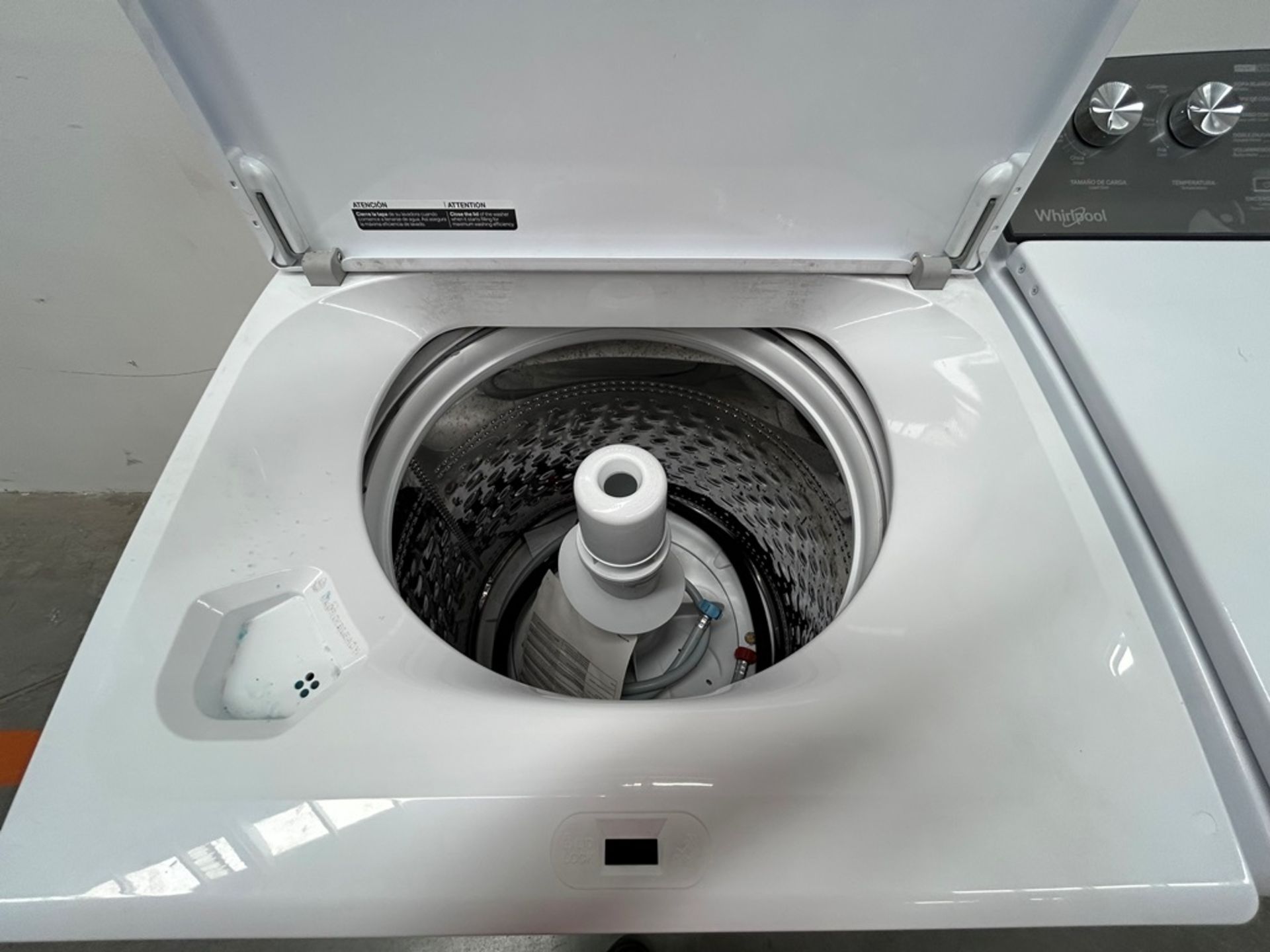 Lote de 2 lavadoras contiene: 1 Lavadora de 22 KG Marca WHIRLPOOL, Modelo 8MWTW2224MPM0, Serie 7703 - Image 4 of 10