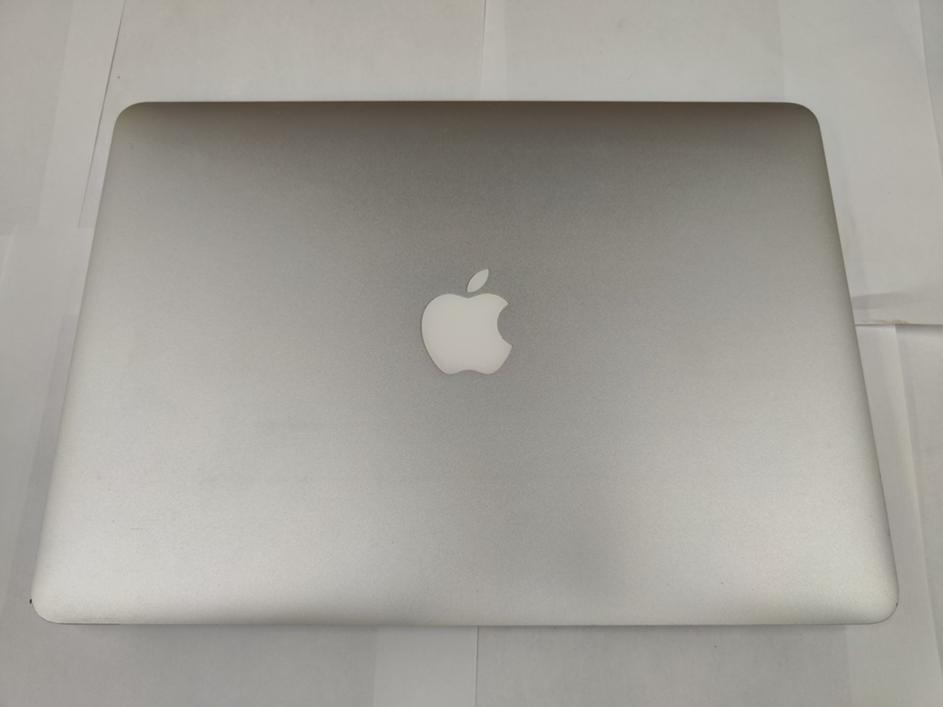 MacBook Air de 13", con capacidad de 128 GB, Serie C1MVW3SHJ1WK, Color GRIS (Equipo de devolución) - Bild 5 aus 7