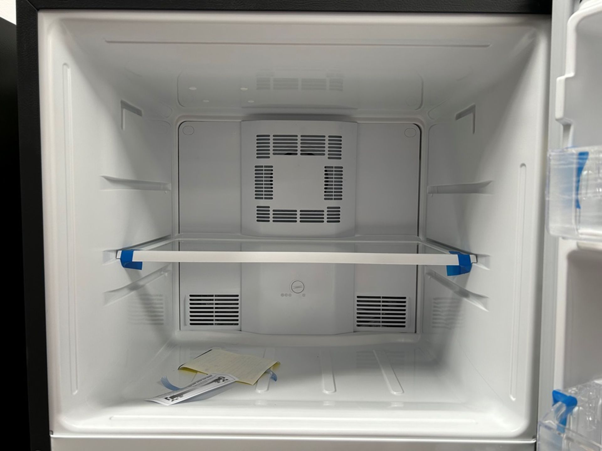 Lote de 2 refrigeradores contiene: 1 refrigerador con dispensador de agua Marca MABE, Modelo RME360 - Image 10 of 19