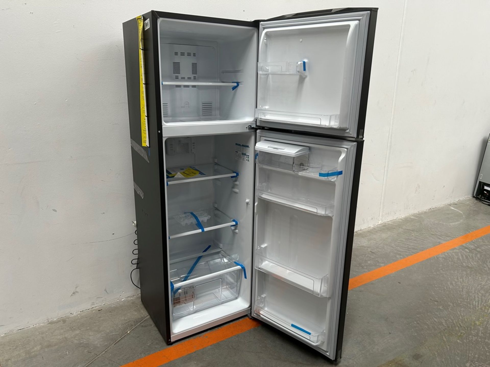 Lote de 2 refrigeradores contiene: 1 refrigerador con dispensador de agua Marca MABE, Modelo RMA300 - Image 4 of 18