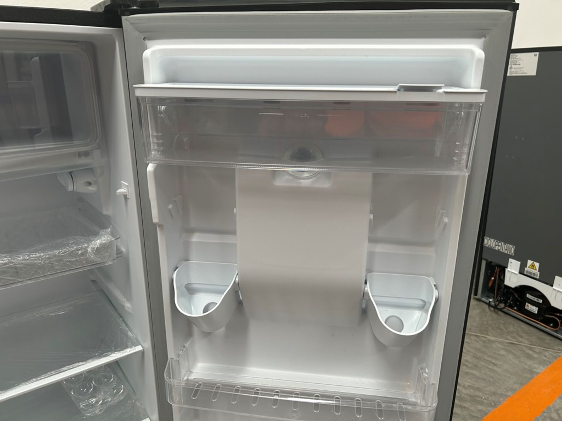 Lote de 2 refrigeradores contiene: 1 refrigerador con dispensador de agua Marca ATVIO, Modelo AT66U - Image 14 of 20