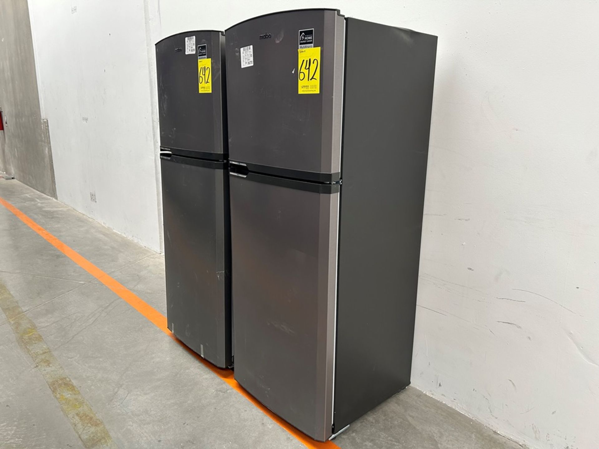 Lote de 2 refrigeradores contiene: 1 refrigerador Marca MABE, Modelo RME360PVMRM, Serie 01988, Colo - Image 2 of 18