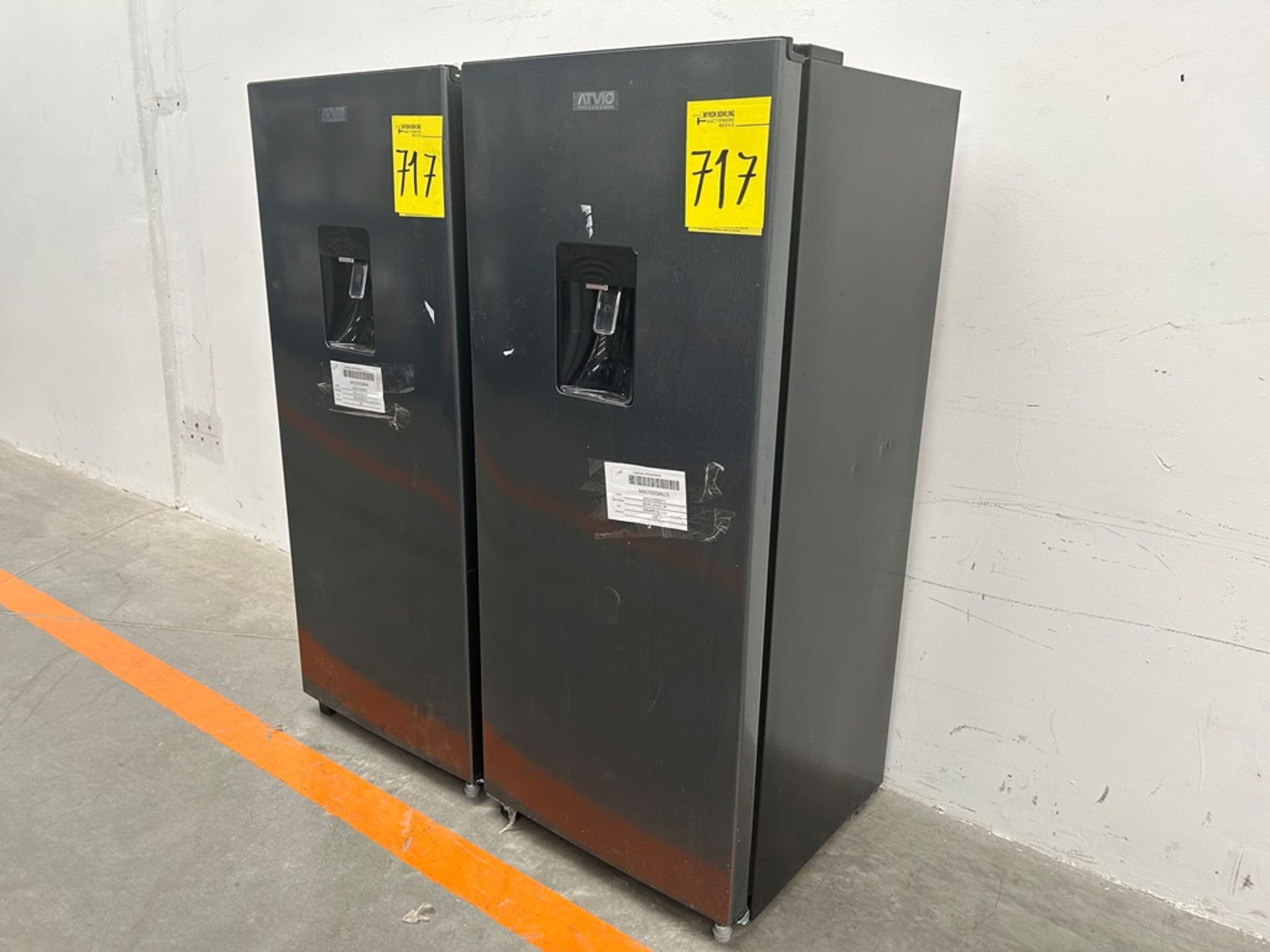 Lote de 2 refrigeradores contiene: 1 refrigerador con dispensador de agua Marca ATVIO, Modelo AT66U - Image 2 of 20