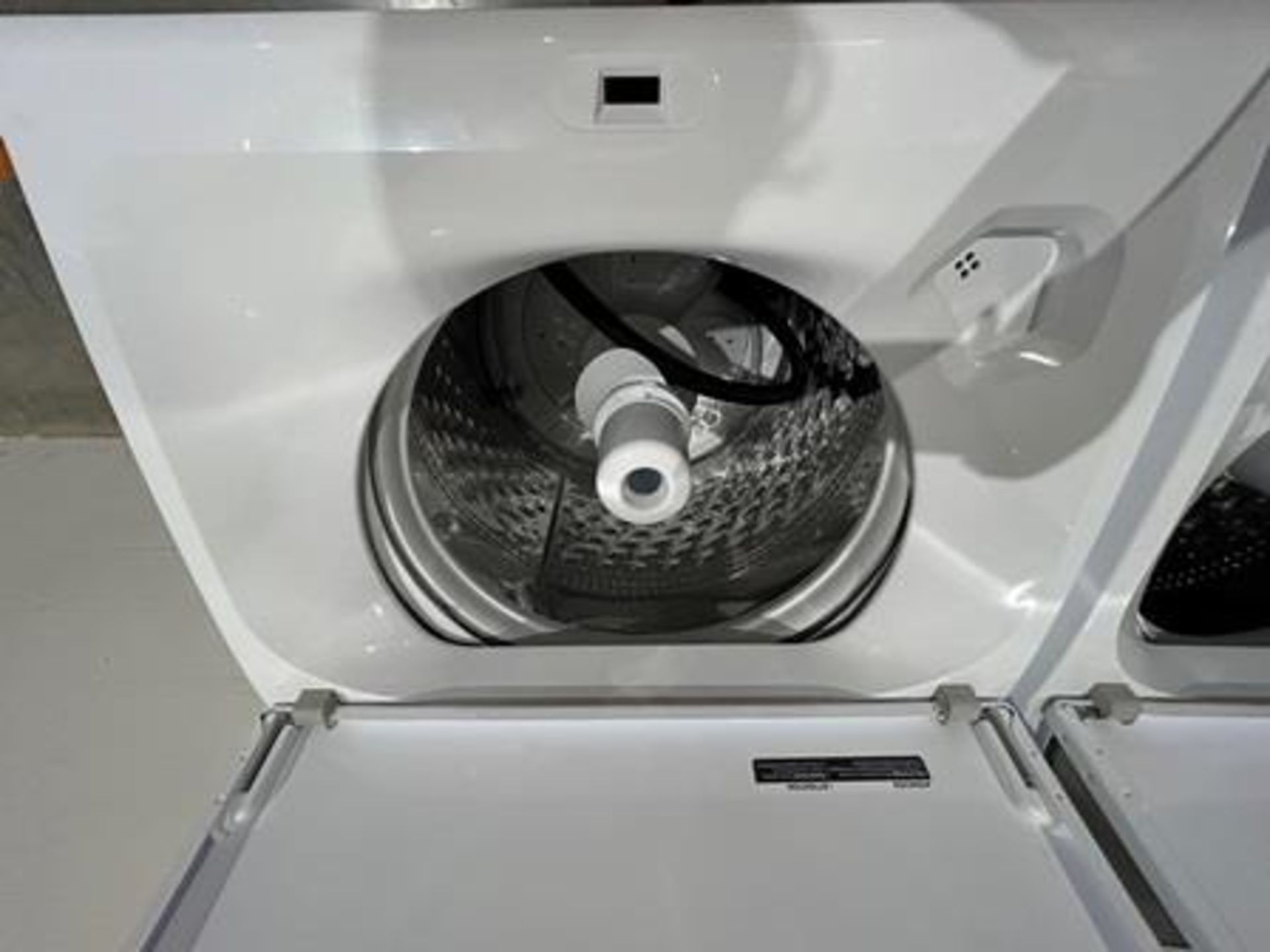 Lote de 2 lavadoras contiene: 1 Lavadora de 22 KG Marca WHIRPOOL, Modelo 8MWTW2224MPM0, Serie 67720 - Image 5 of 10