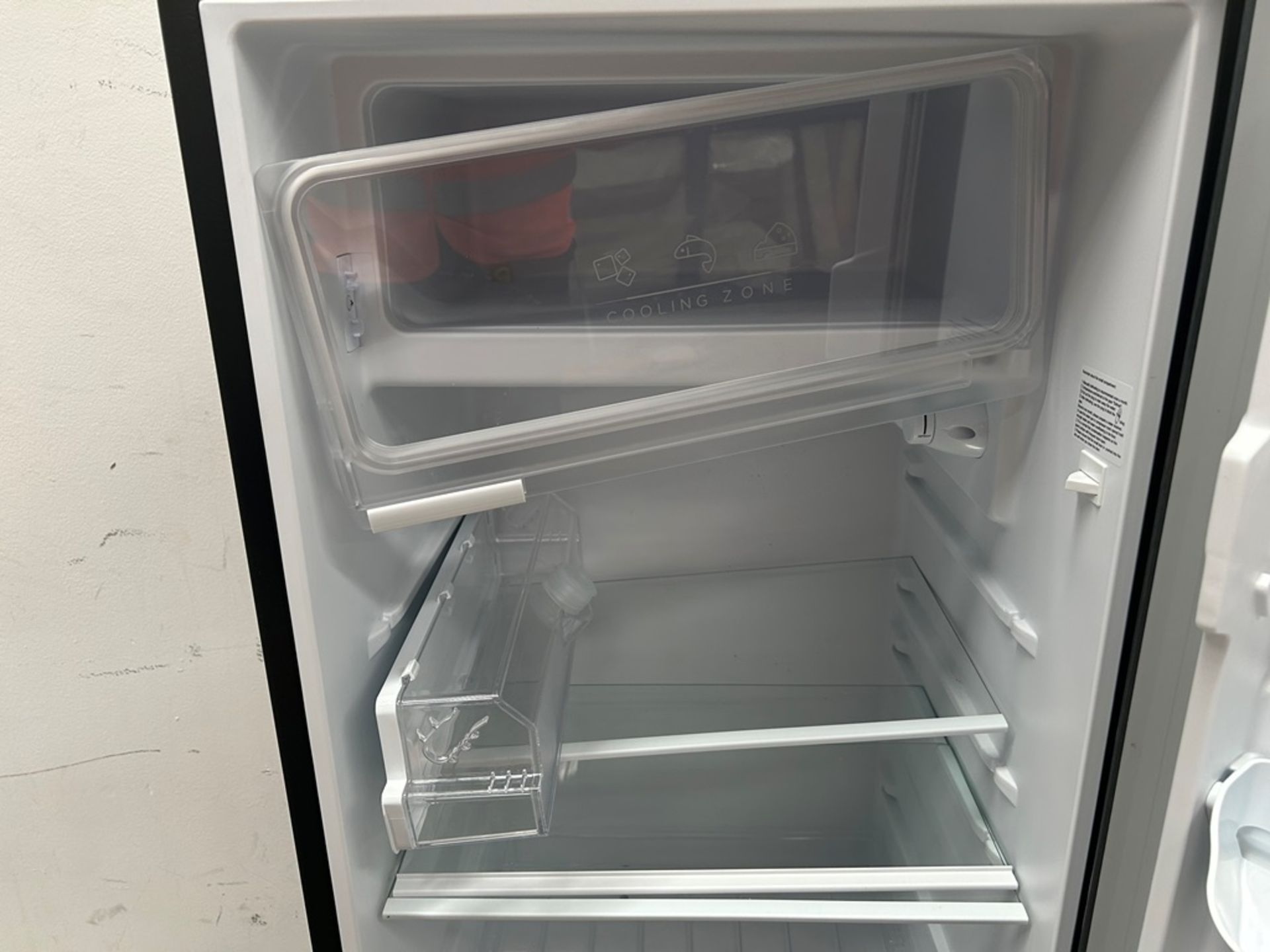 Lote de 2 refrigeradores contiene: 1 refrigerador con dispensador de agua Marca ATVIO, Modelo AT66U - Image 5 of 20