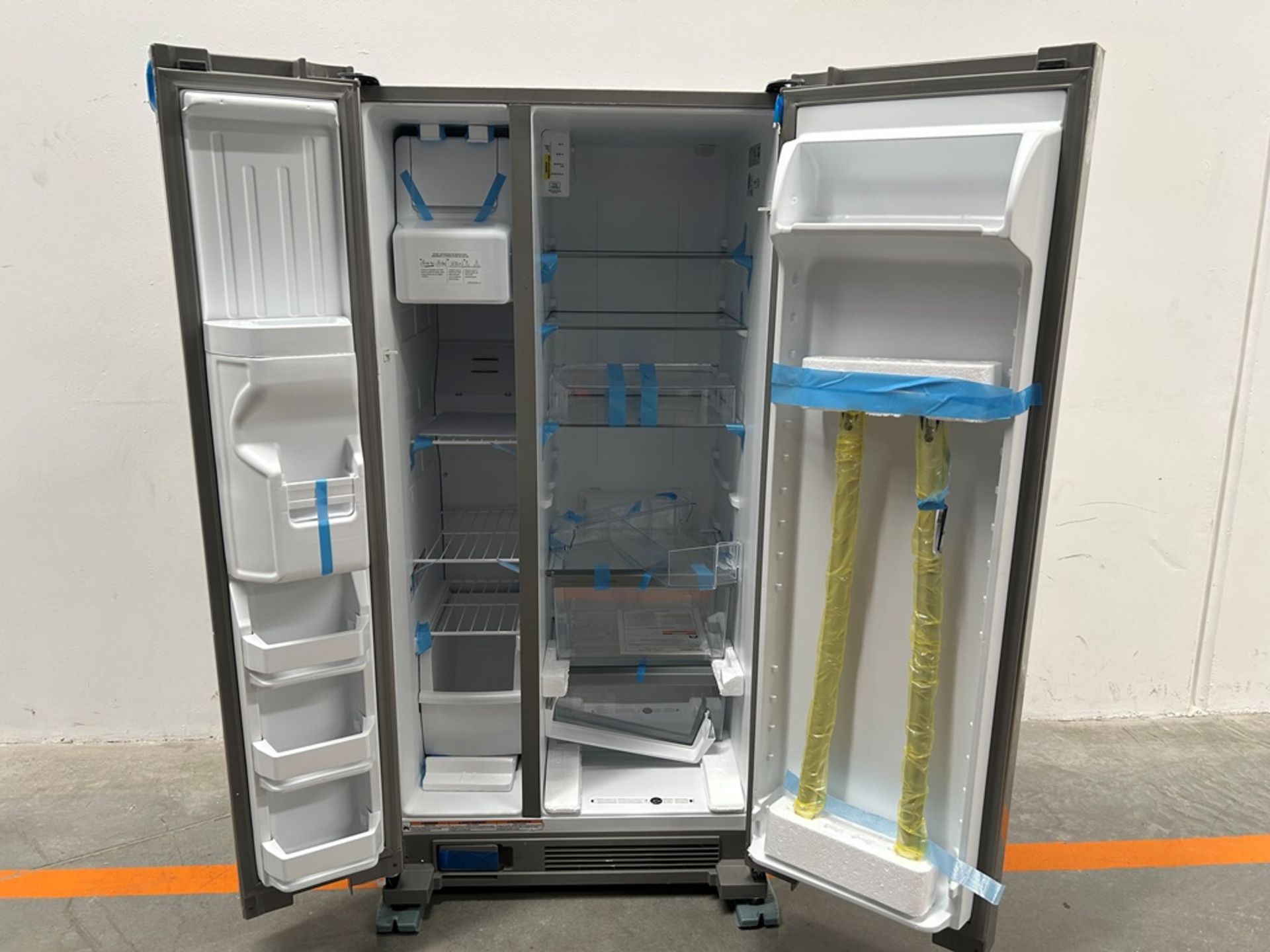 Refrigerador con dispensador de agua Marca WHIRPOOL, Modelo WD2620S, Serie 13150 - Image 4 of 10