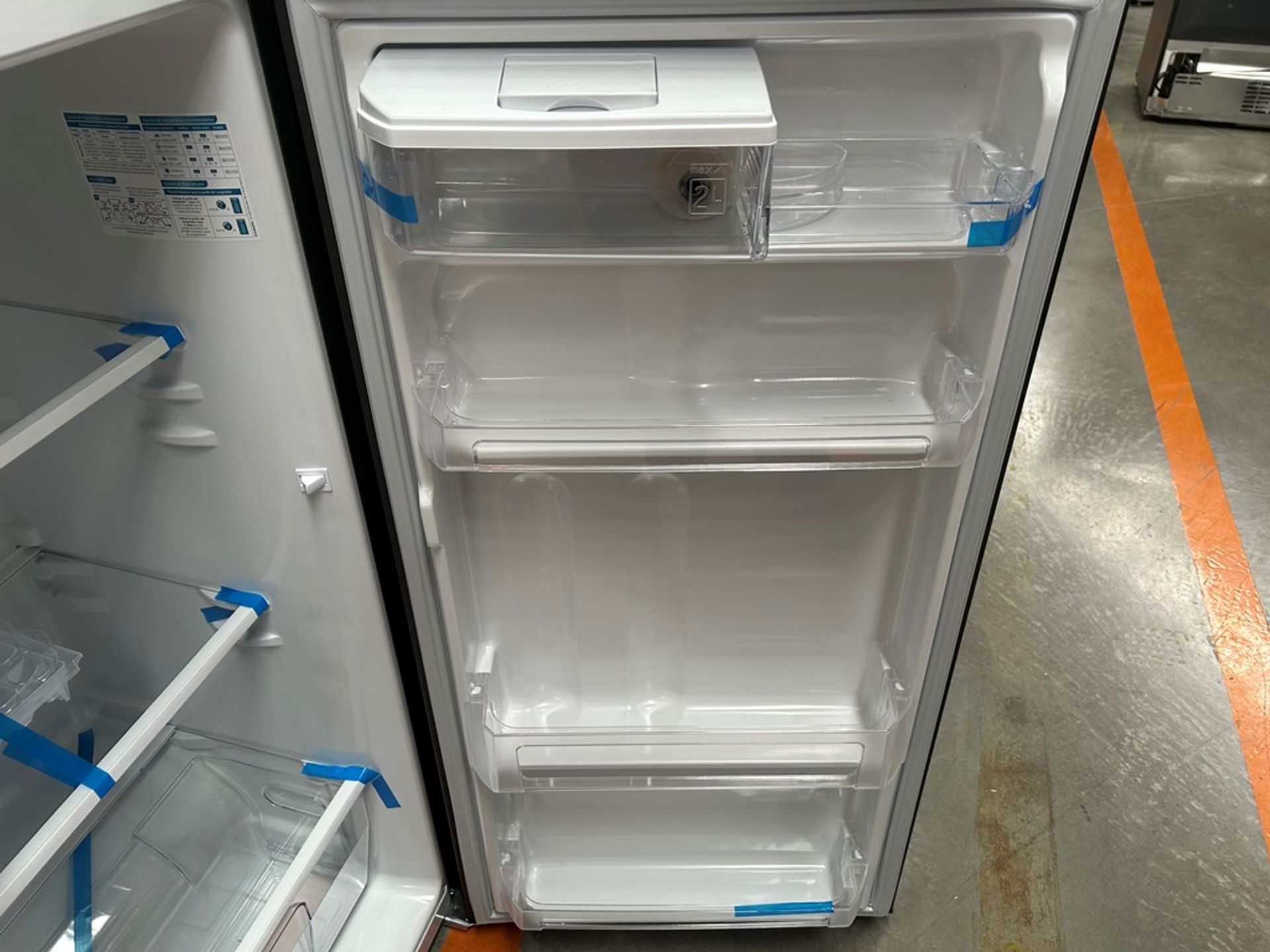 Lote de 2 refrigeradores contiene: 1 refrigerador con dispensador de agua Marca MABE, Modelo RMA300 - Image 8 of 18