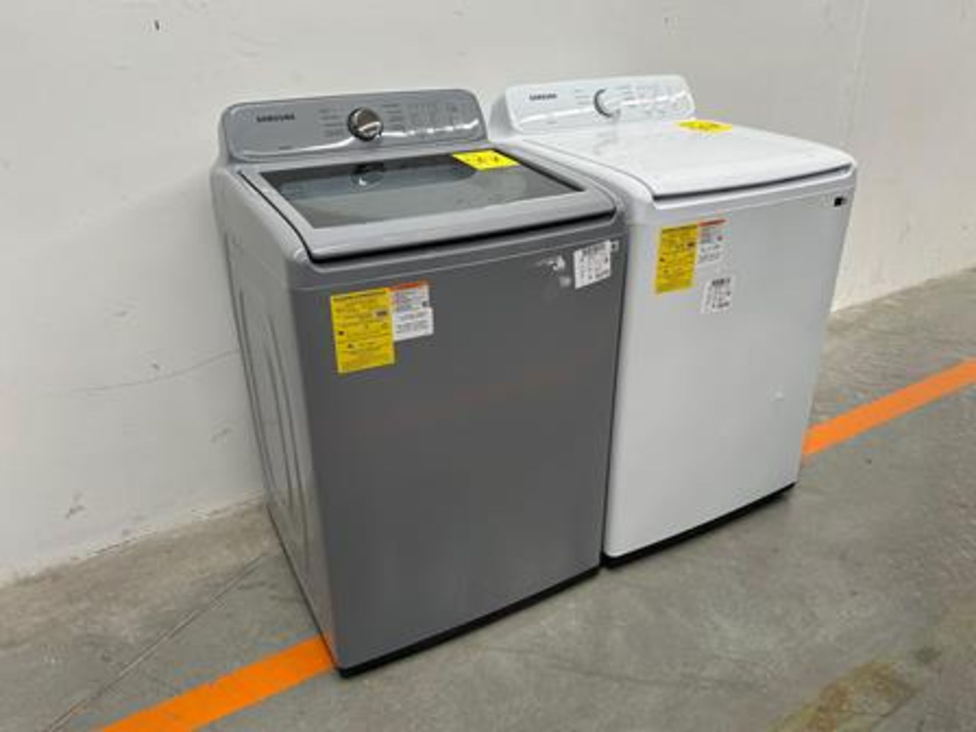 Lote de 2 lavadoras, Contiene: 1 lavadora de 21 Kg Marca LG, Modelo WT21VV6, Serie P2W506, Color NE