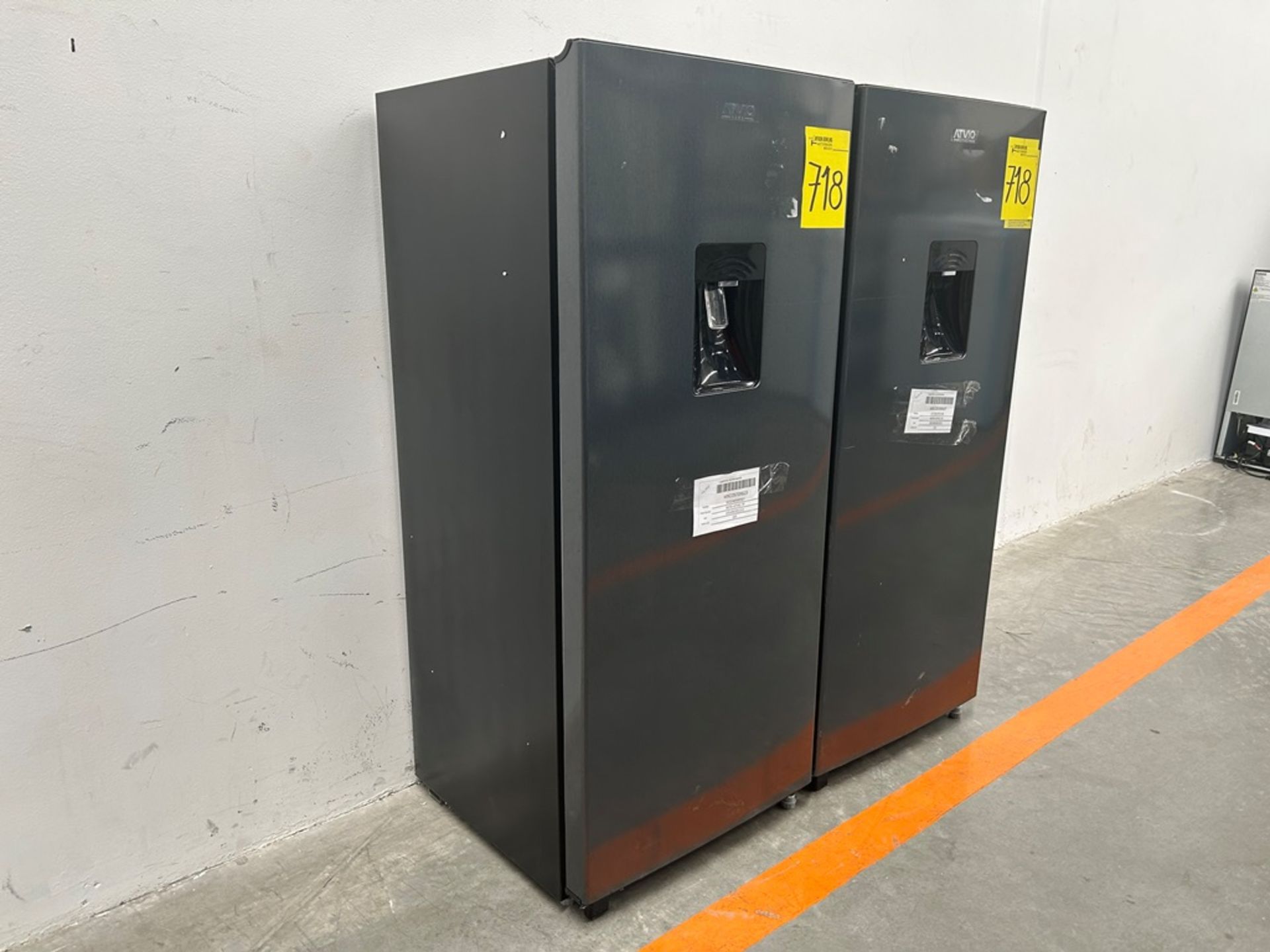 Lote de 2 refrigeradores contiene: 1 refrigerador con dispensador de agua Marca ATVIO, Modelo AT66U - Image 3 of 20