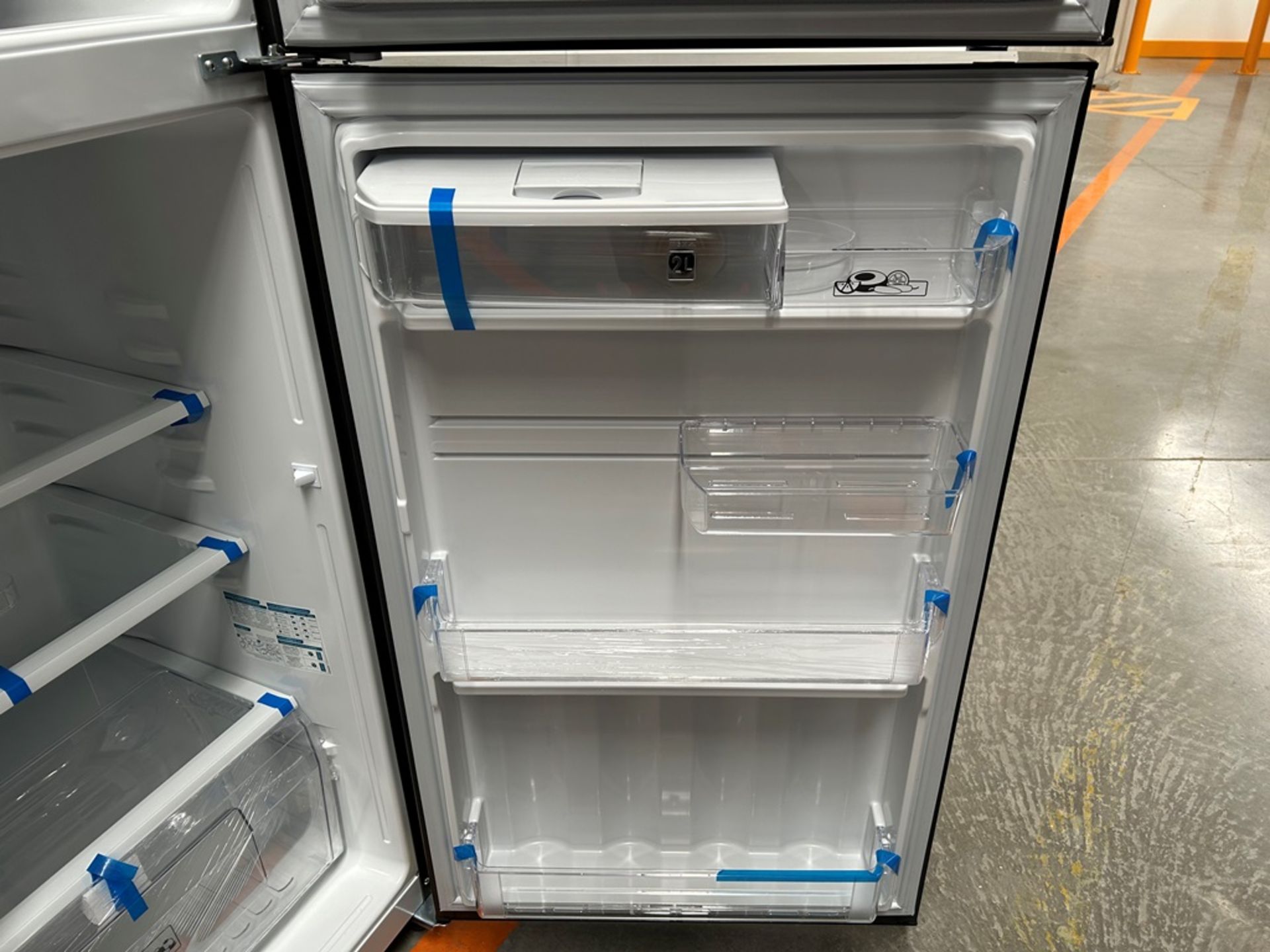 Lote de 2 refrigeradores contiene: 1 refrigerador con dispensador de agua Marca MABE, Modelo RME360 - Image 13 of 19