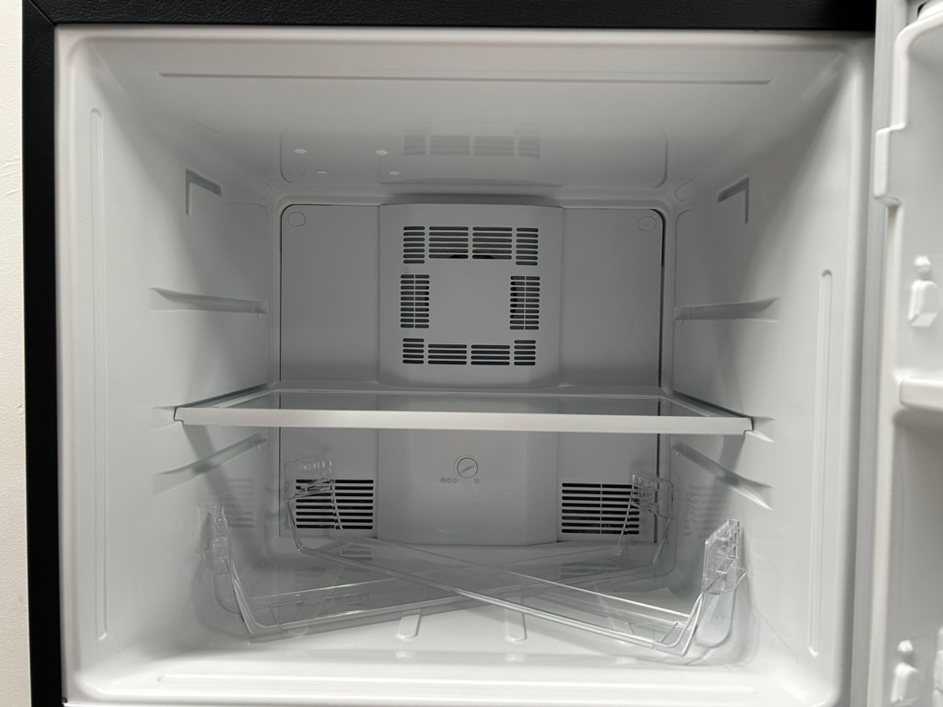 Lote de 2 refrigeradores contiene: 1 refrigerador con dispensador de agua Marca MABE, Modelo RME360 - Image 5 of 18