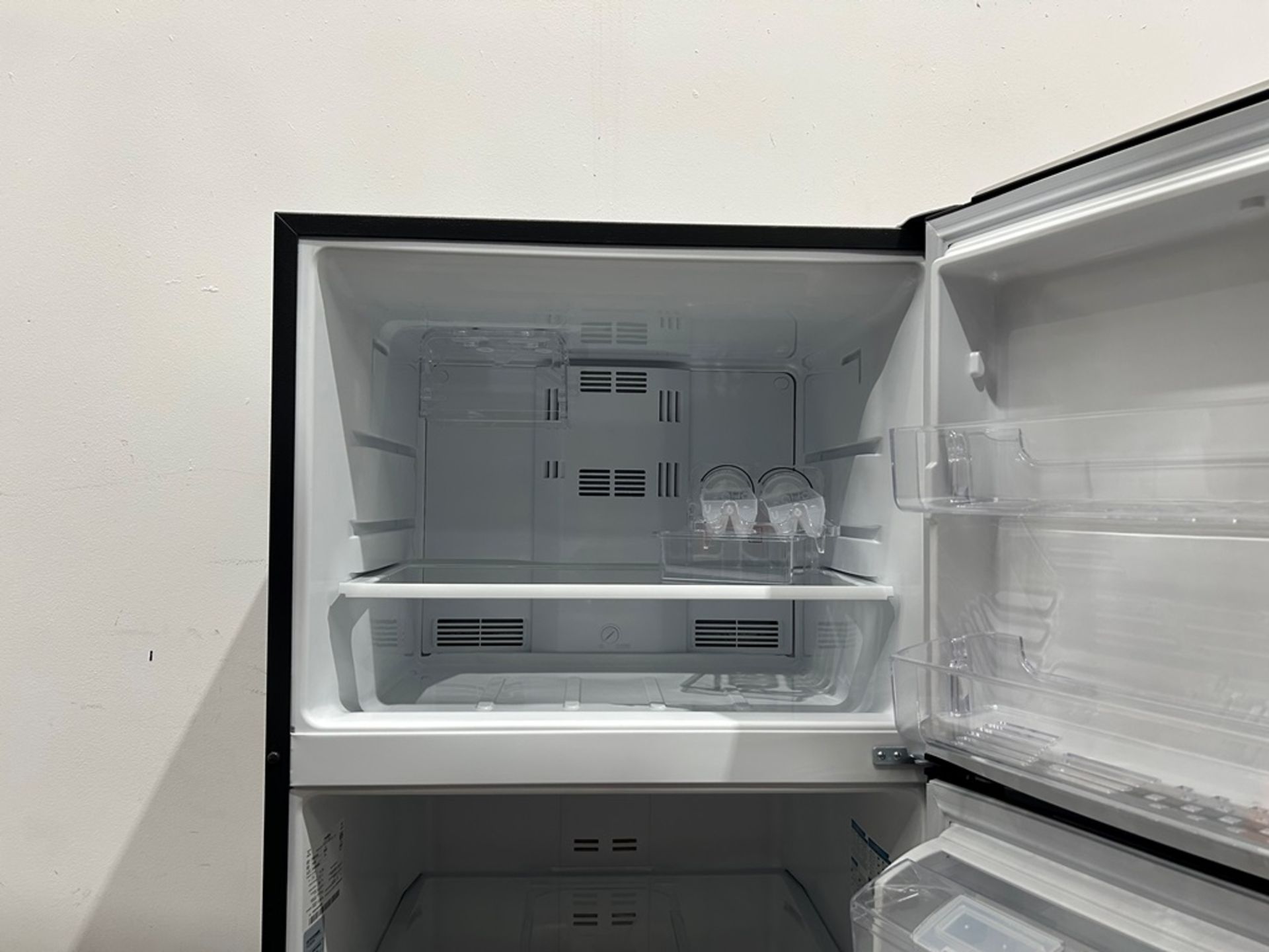 Refrigerador con dispensador de agua Marca MABE, Modelo RMS510IAMRP, Serie 06841, Color NEGRO - Image 6 of 12