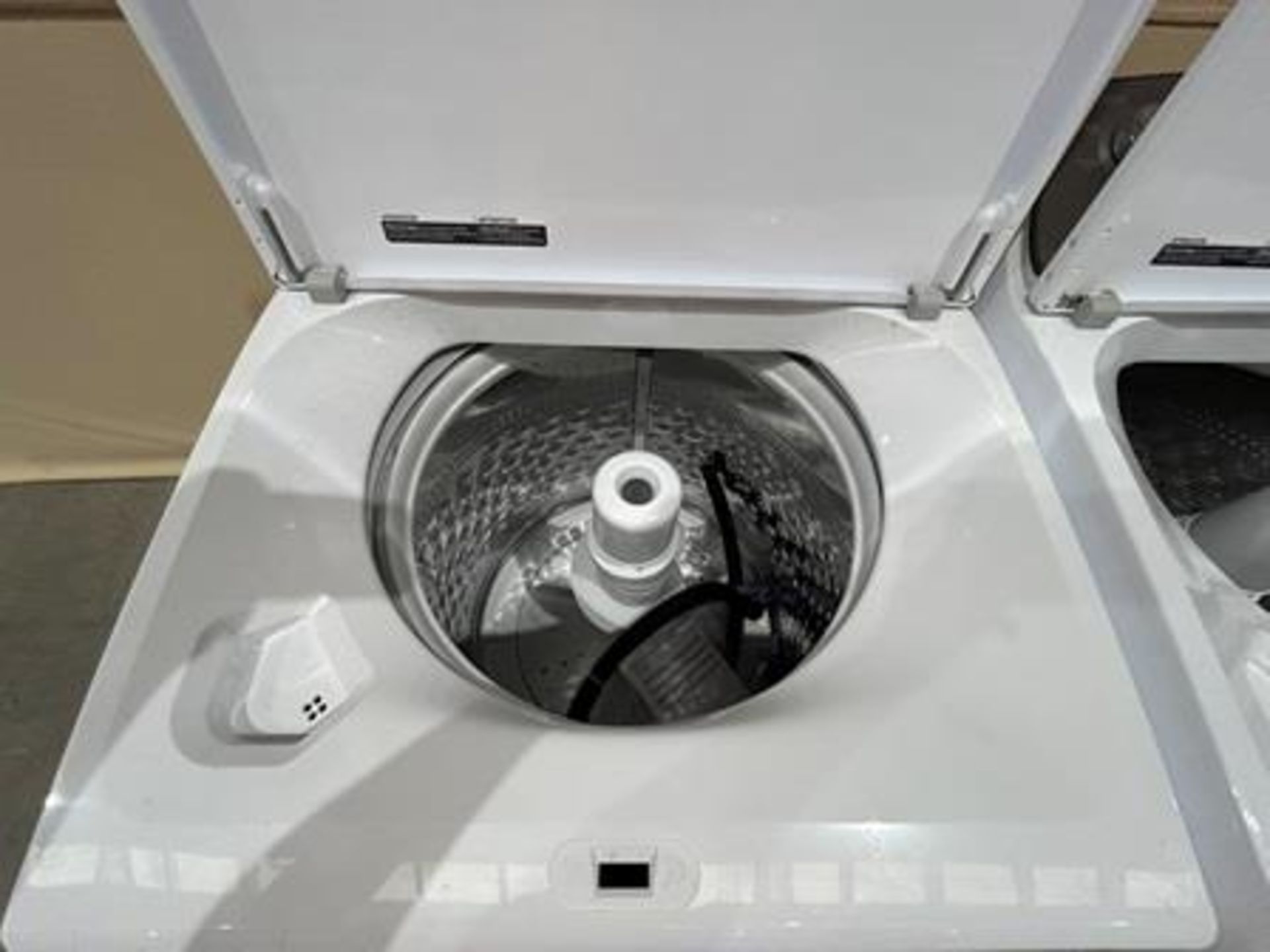 Lote de 2 lavadoras contiene: 1 Lavadora de 22 KG Marca WHIRPOOL, Modelo 8MWTW2224MPM0, Serie 44328 - Image 4 of 9