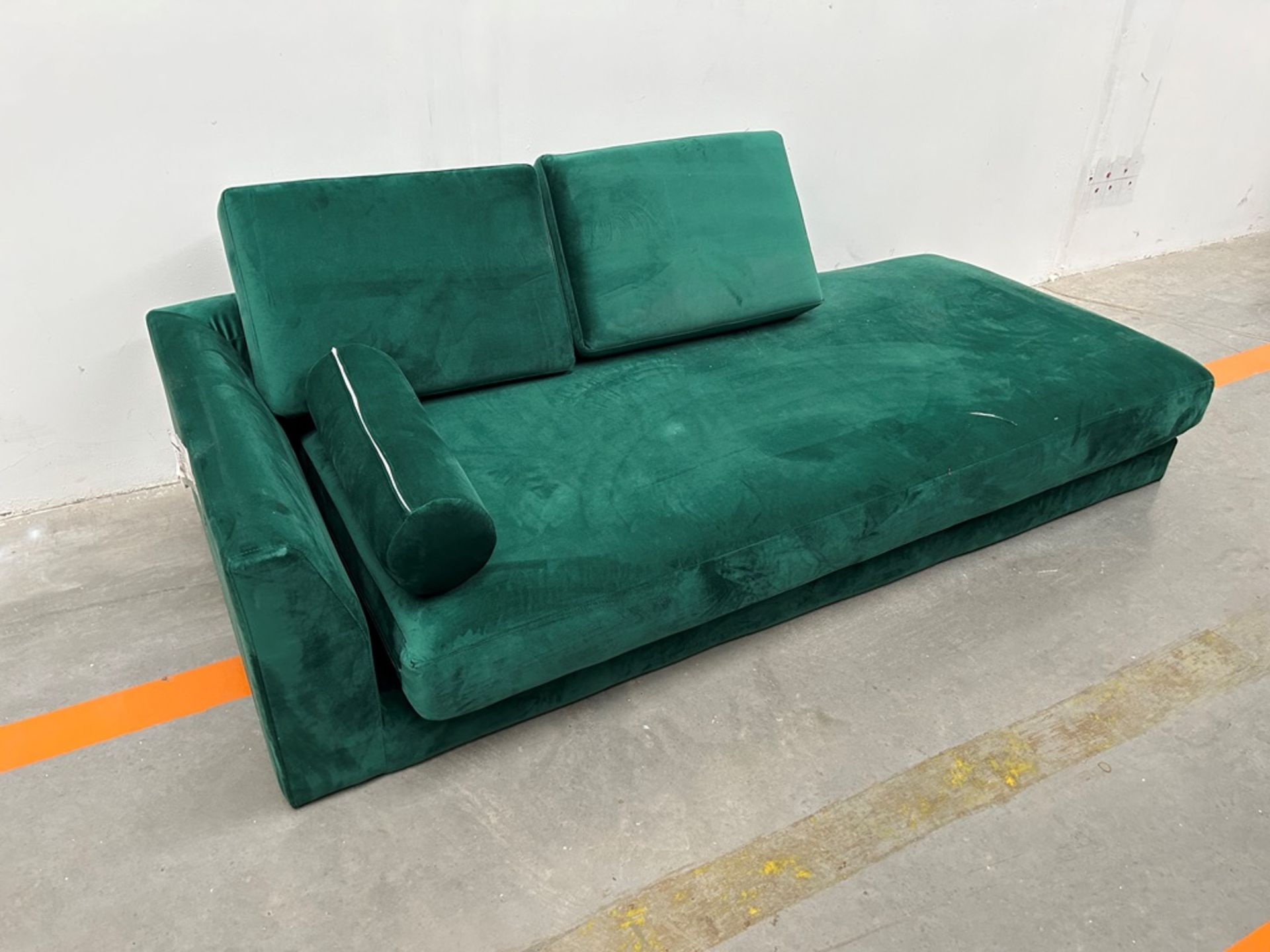 Lote de 2 artículos contiene: 1 diva reclinable verde; 1 sofá cama Marca HOMETRENDS (Equipo de devo - Image 3 of 7
