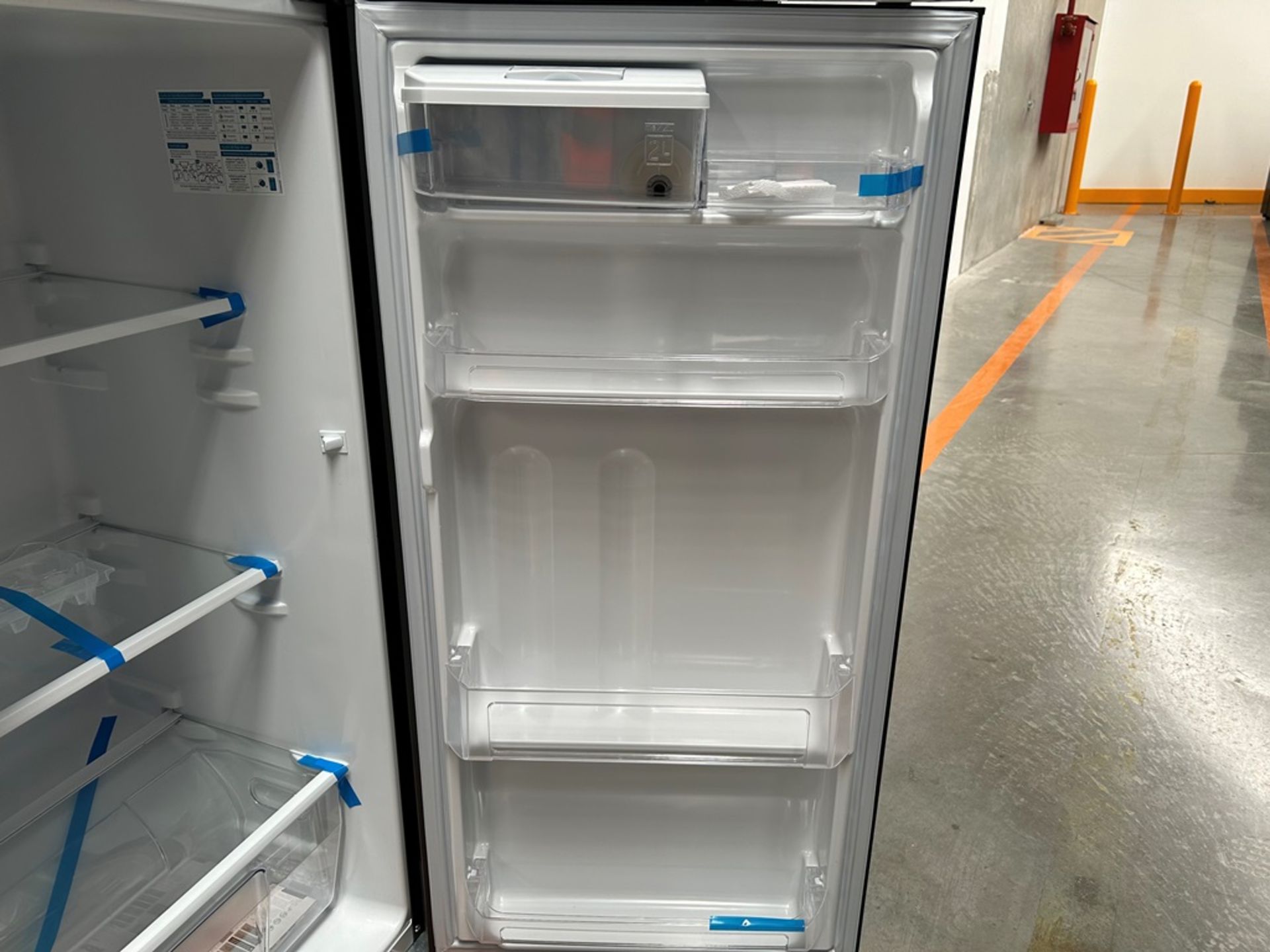 Lote de 2 refrigeradores contiene: 1 refrigerador con dispensador de agua Marca MABE, Modelo RMA300 - Image 8 of 18