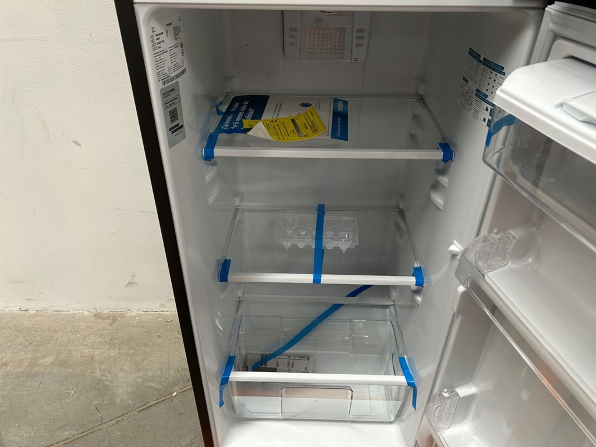 Lote de 2 refrigeradores contiene: 1 refrigerador con dispensador de agua Marca MABE, Modelo RMA300 - Image 7 of 18