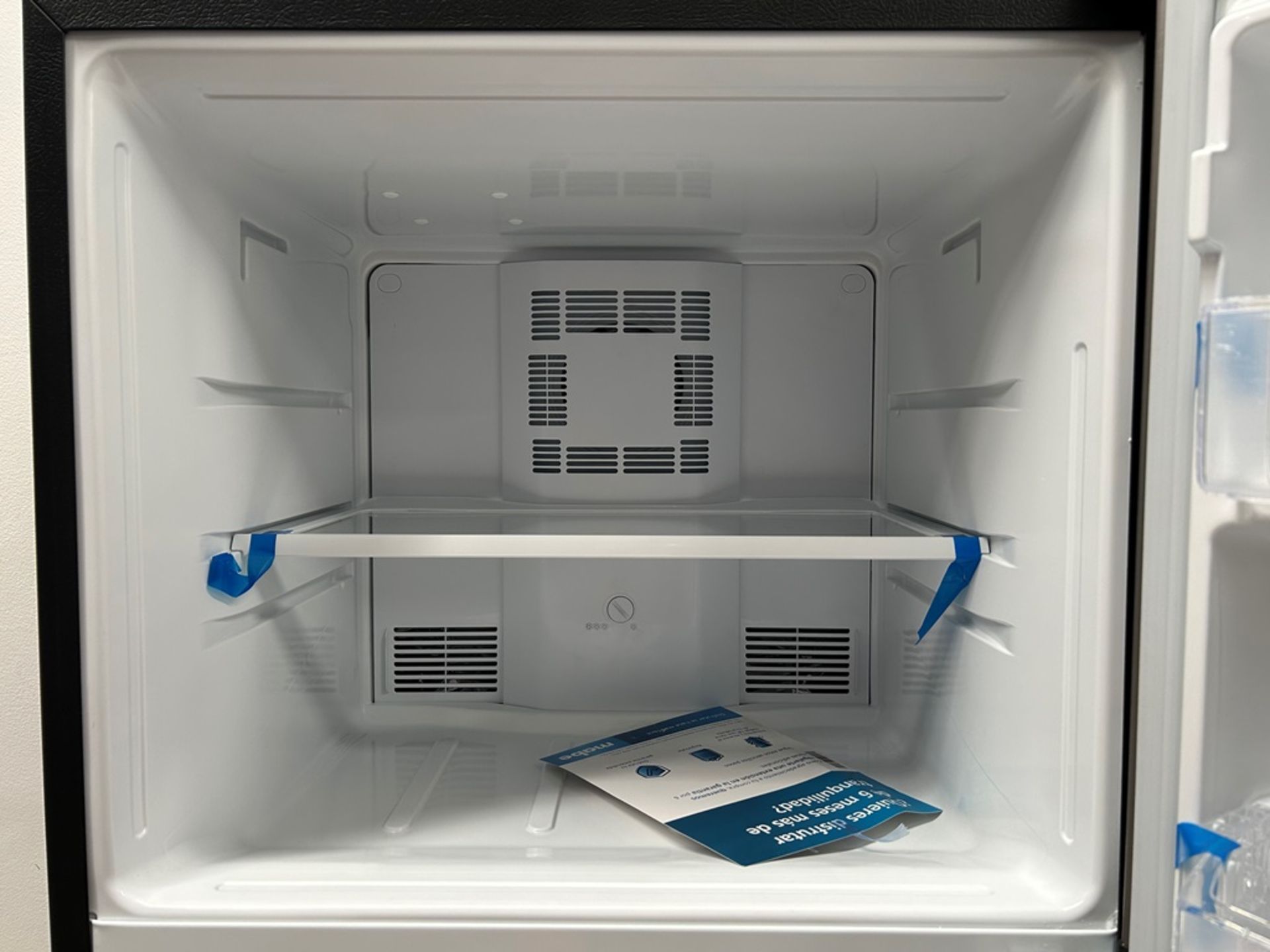 Lote de 2 refrigeradores contiene: 1 refrigerador Marca MABE, Modelo RME360PVMRM, Serie 01988, Colo - Image 5 of 18
