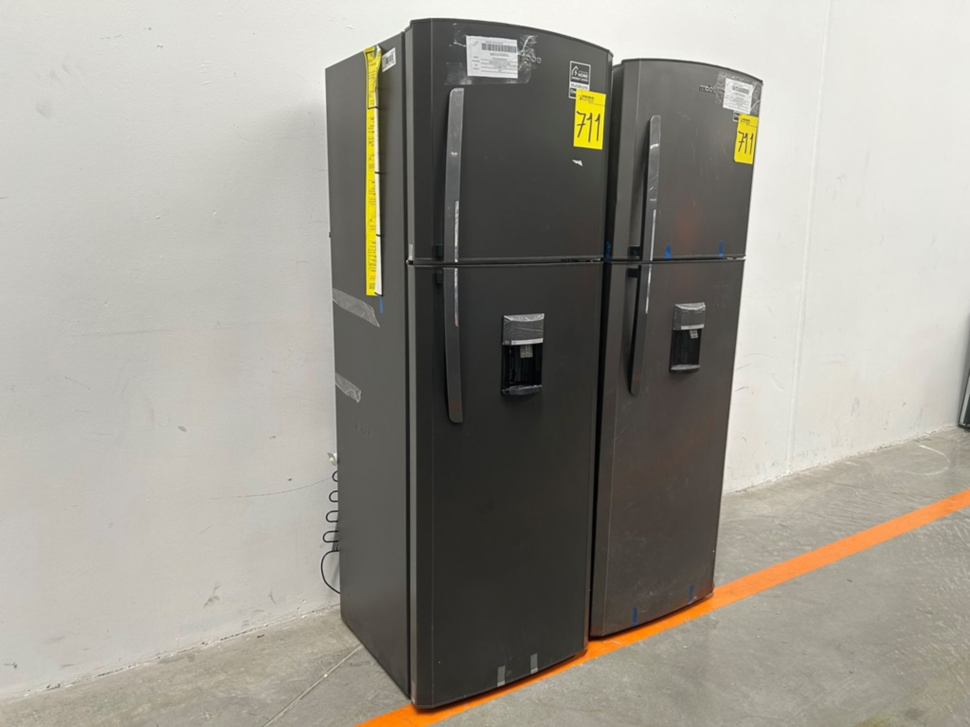 Lote de 2 refrigeradores contiene: 1 refrigerador con dispensador de agua Marca MABE, Modelo RMA300 - Image 3 of 18