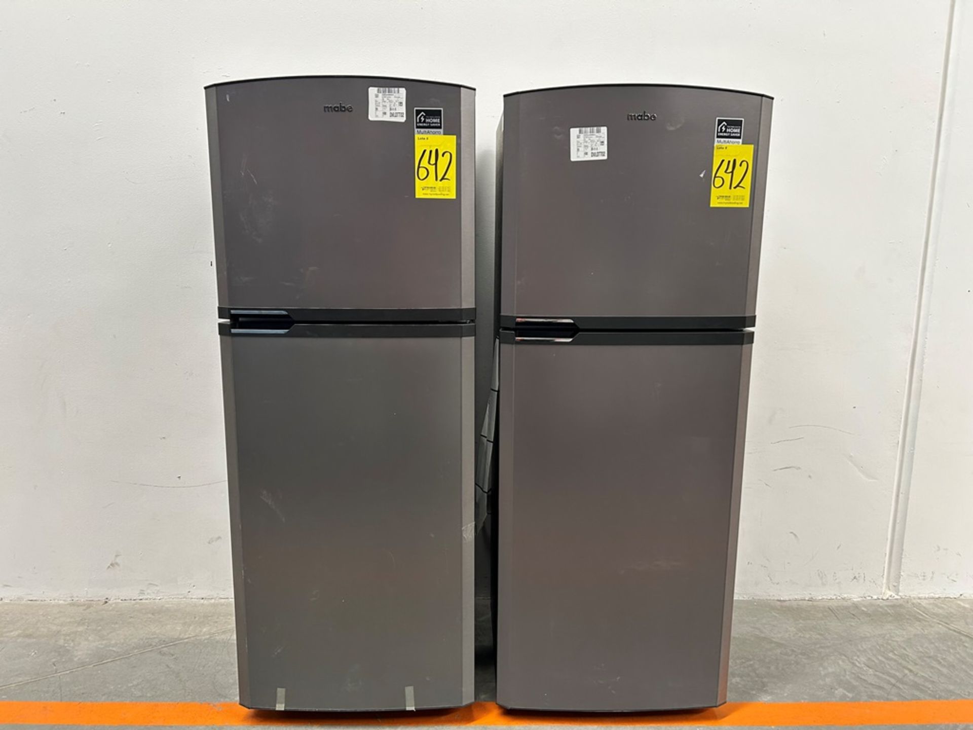 Lote de 2 refrigeradores contiene: 1 refrigerador Marca MABE, Modelo RME360PVMRM, Serie 01988, Colo