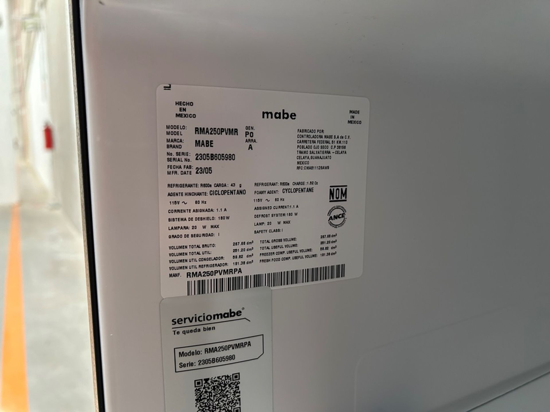 Lote de 2 refrigeradores contiene: 1 refrigerador Marca MABE, Modelo RMA250PVMRP0, Serie 13859, Col - Image 14 of 18