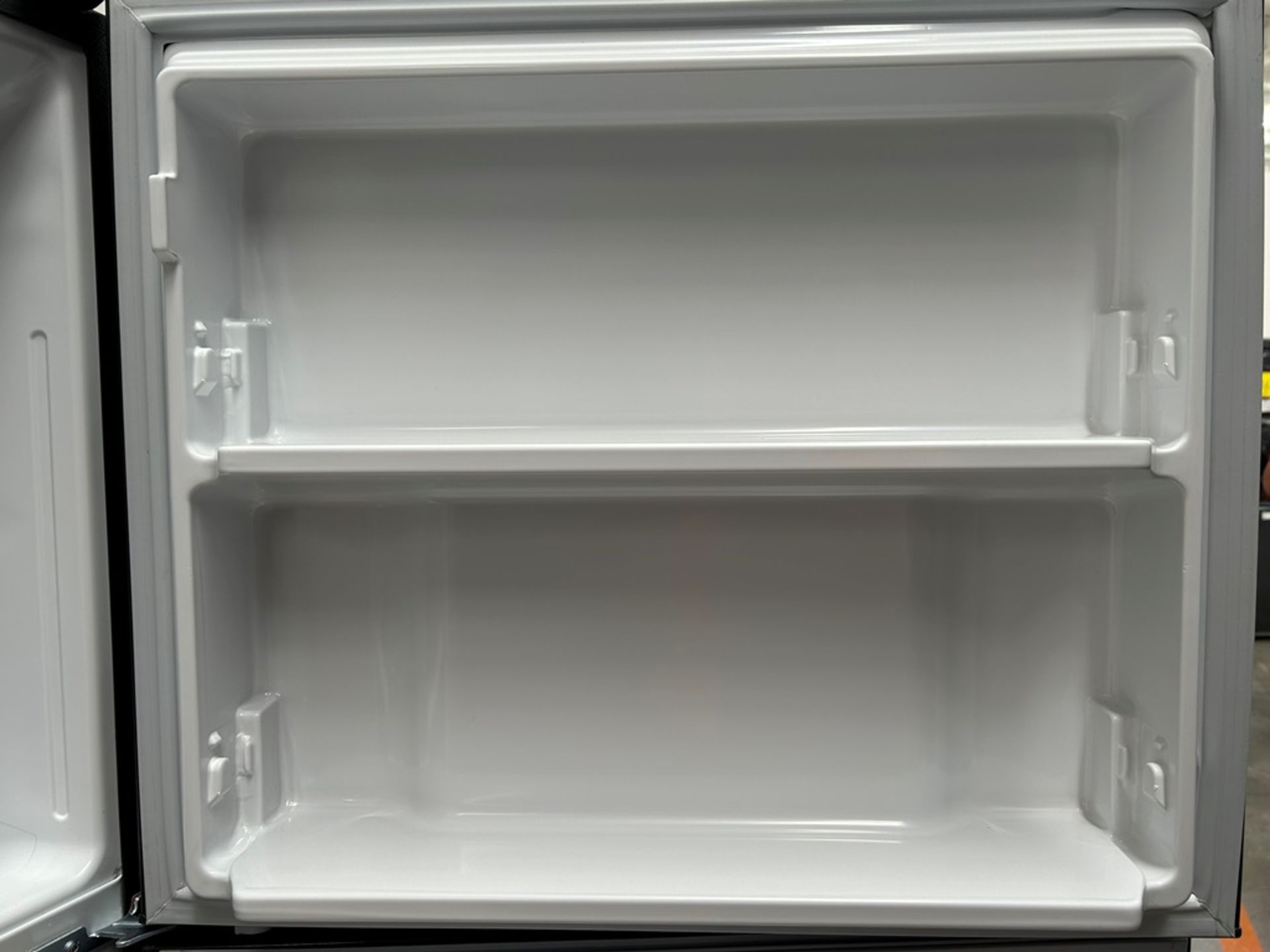 Lote de 2 refrigeradores contiene: 1 refrigerador con dispensador de agua Marca MABE, Modelo RME360 - Image 6 of 18