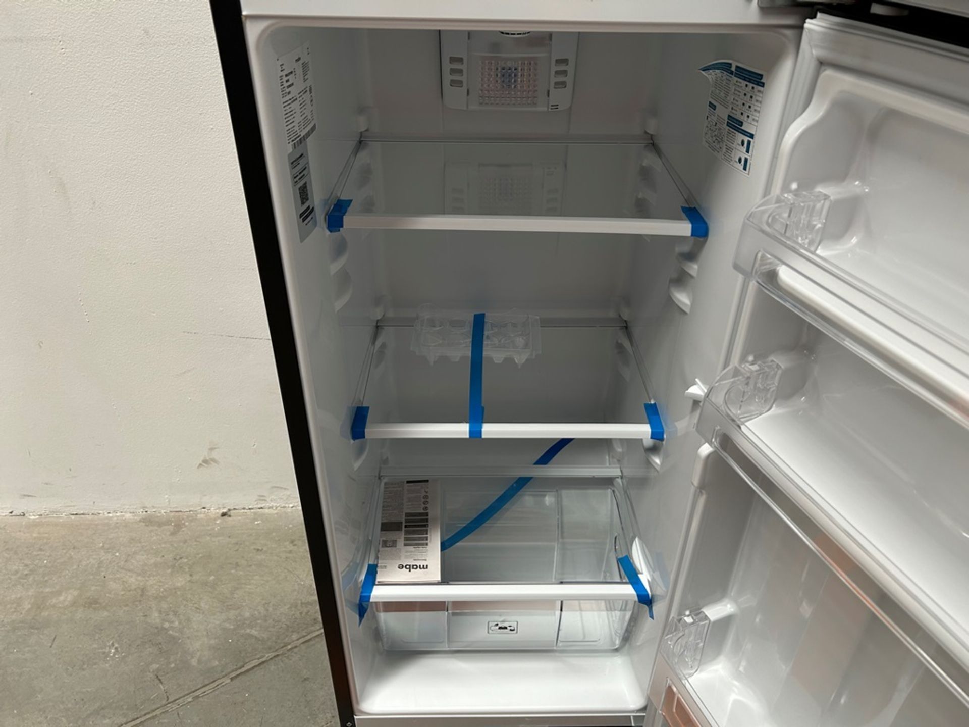 Lote de 2 refrigeradores contiene: 1 refrigerador Marca MABE, Modelo RMA250PVMRP0, Serie 13859, Col - Image 7 of 18